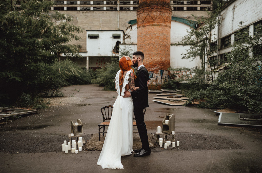 Novios besándose en una ceremonia muy rock-era