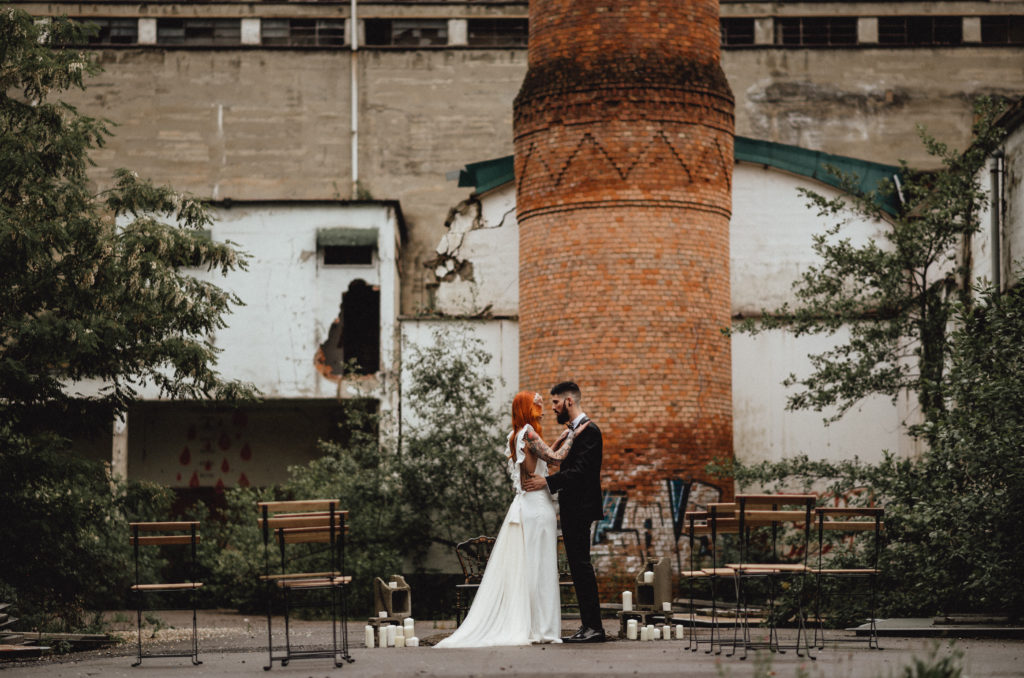 Novios en una ceremonia rock-era con sillas de forja y madera