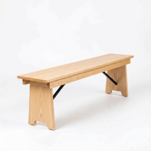 Banco de madera alargado claro