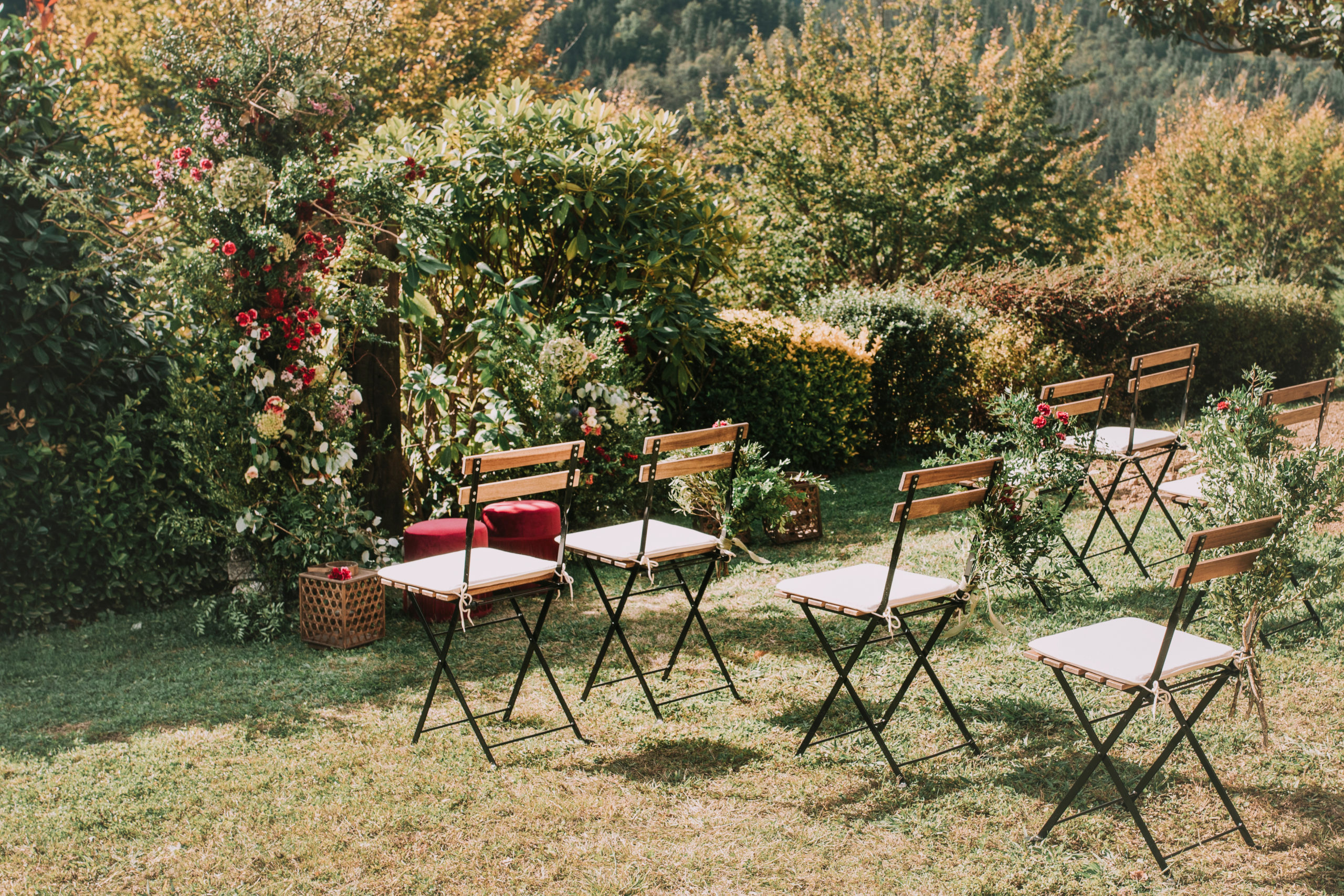 Ceremonia natural con sillas de forja y madera para los invitados