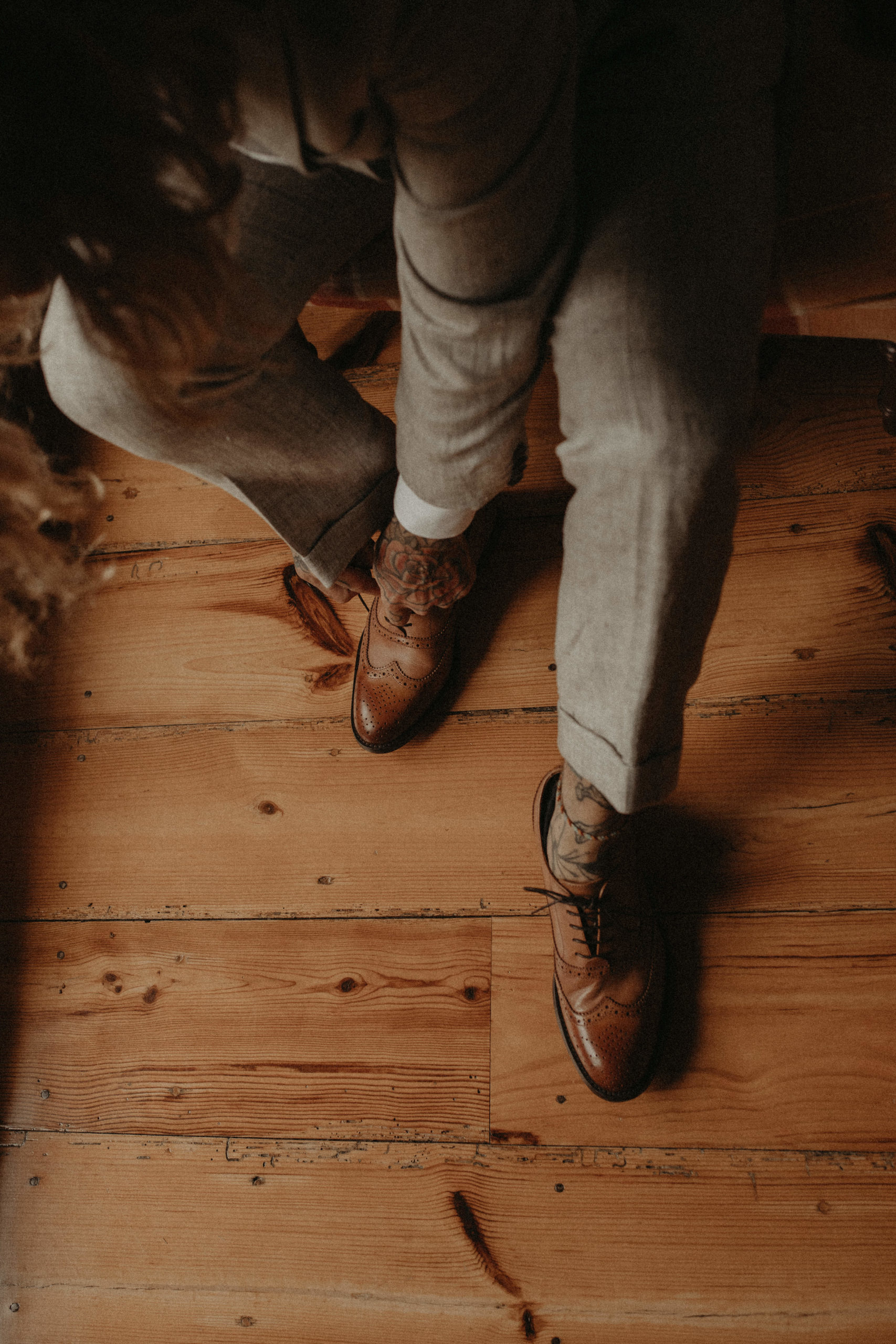 Novio vistiéndose los zapatos de boda