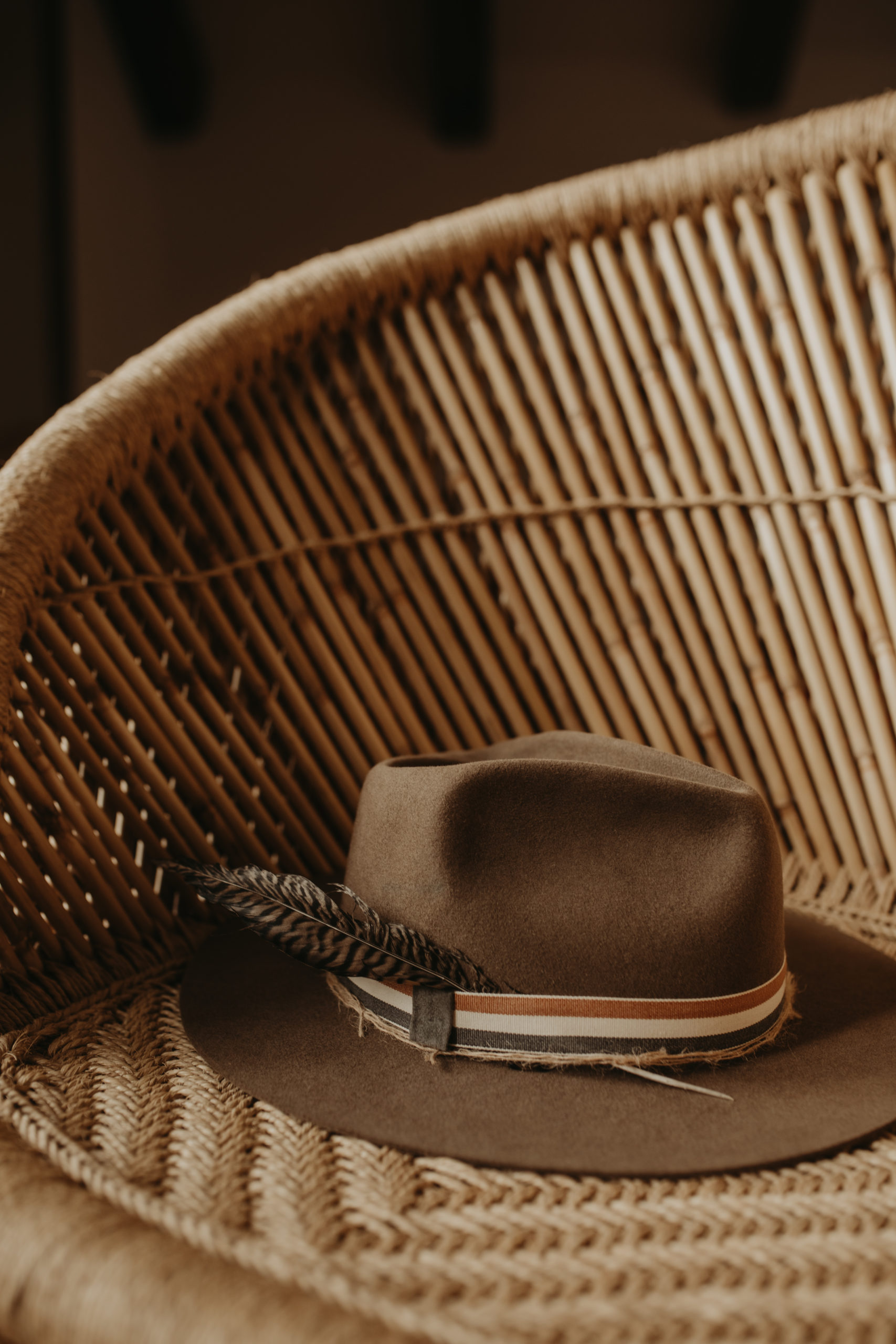 Sombrero de novio para boda sobre sillón de ratán