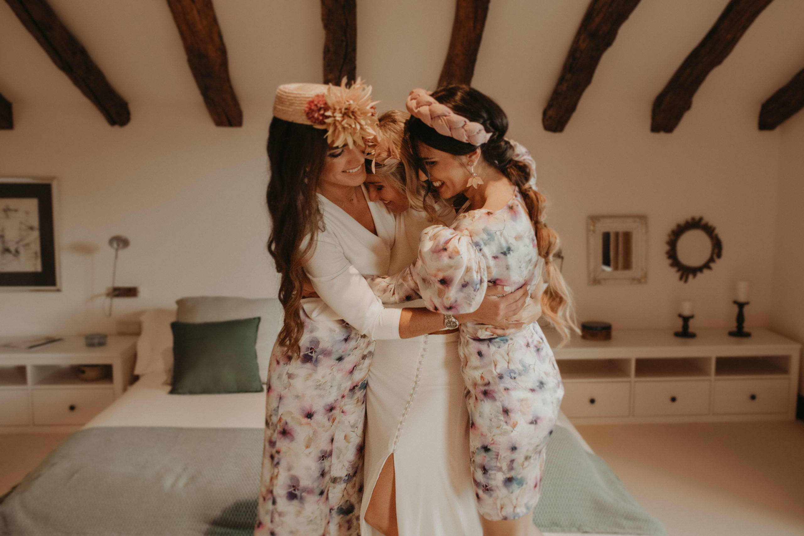 Abrazo de novia con las amigas 