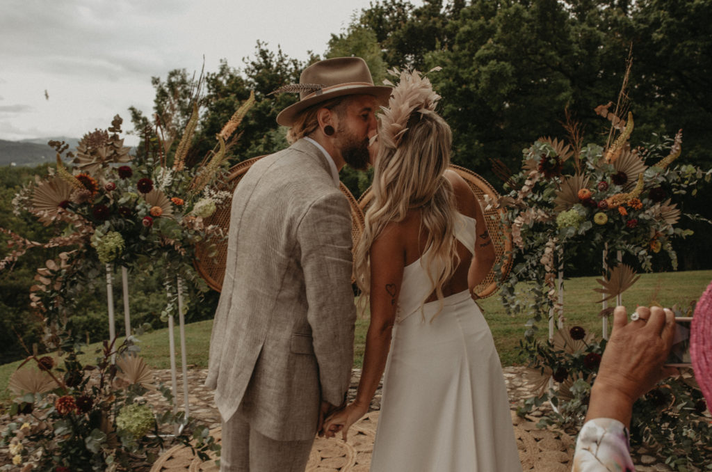 Beso de los novios en el altar