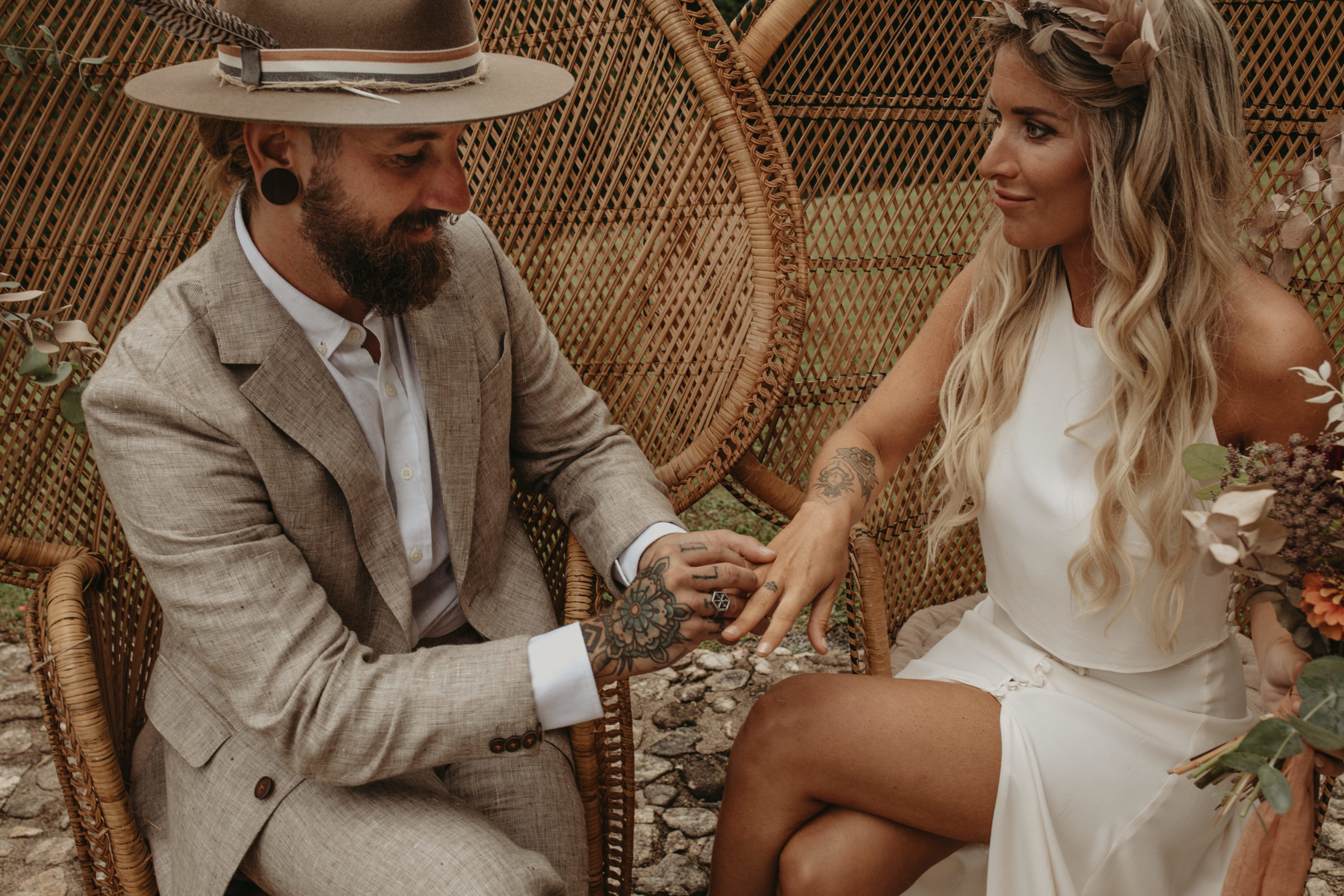 Novio colocándole el anillo a la novia en la ceremonia de boda