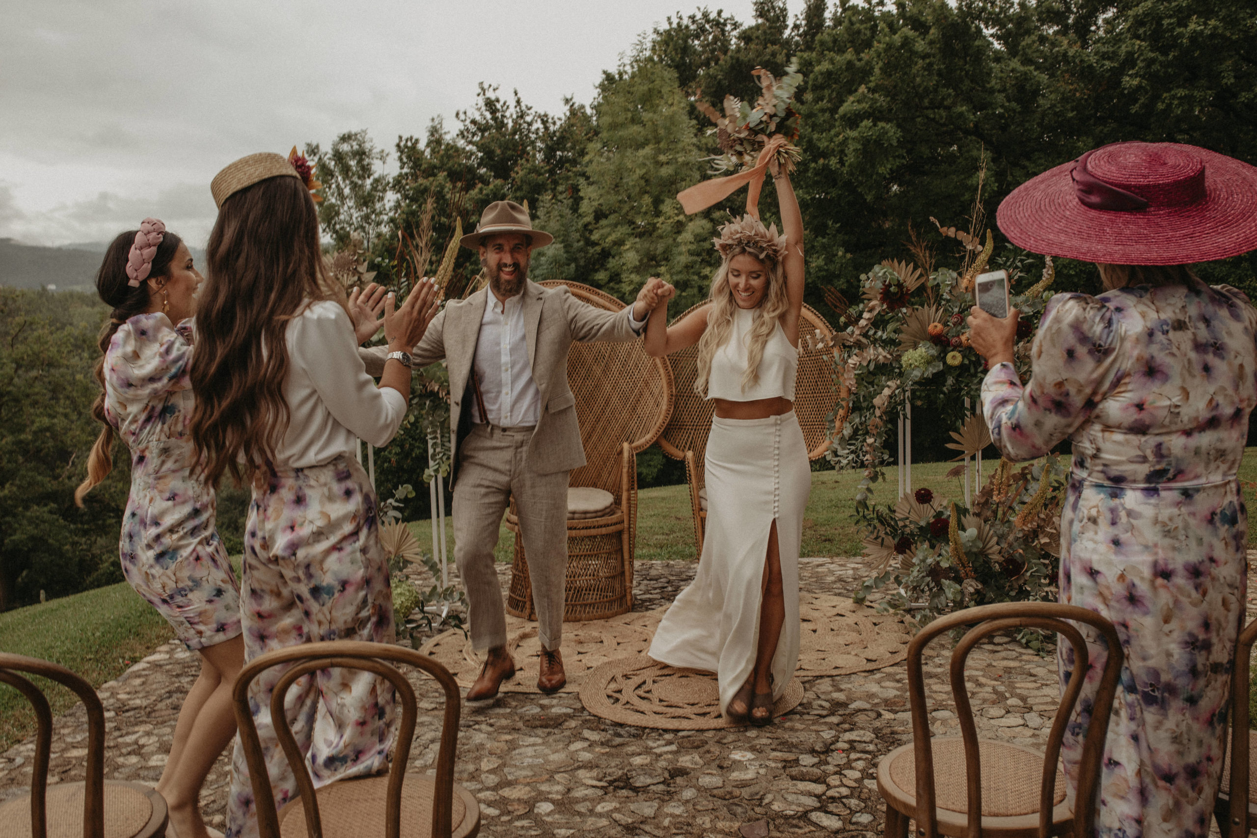 Salida de la ceremonia de los novios en la ceremonia de boda