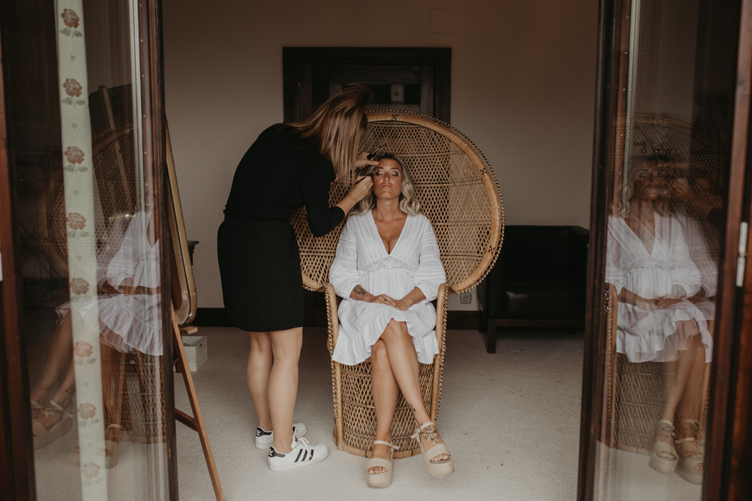 Maquilladora maquillando a la novia el día de su boda