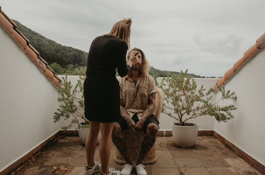 Maquiladora maquillando a el novio para su boda