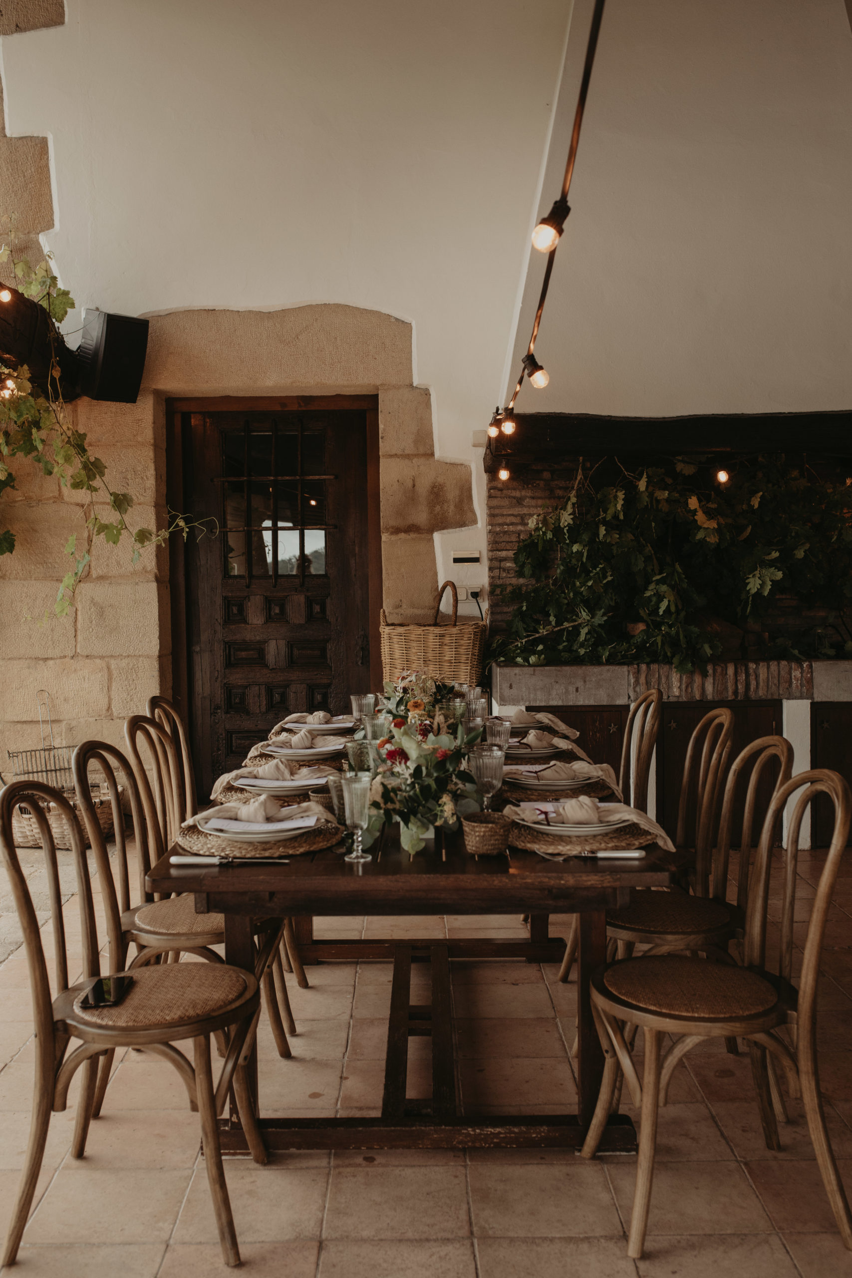 Un banquete íntimo y rústico de boda frente a una chimenea