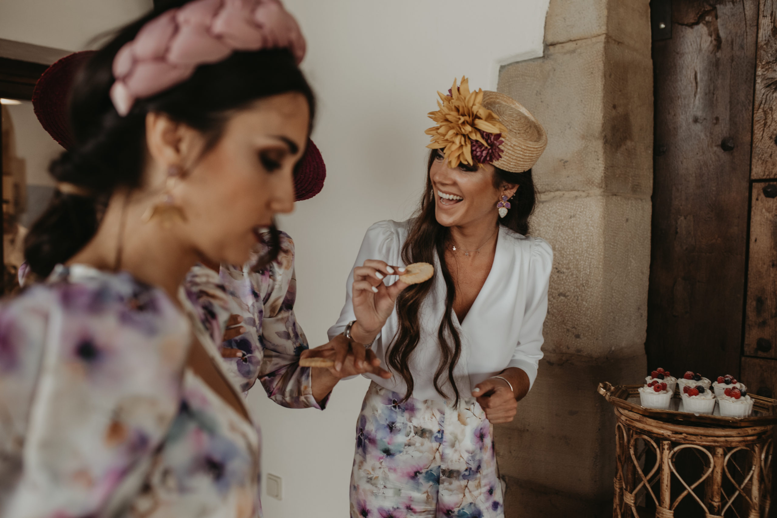 Invitadas comiendo de la mesa dulce durante una boda