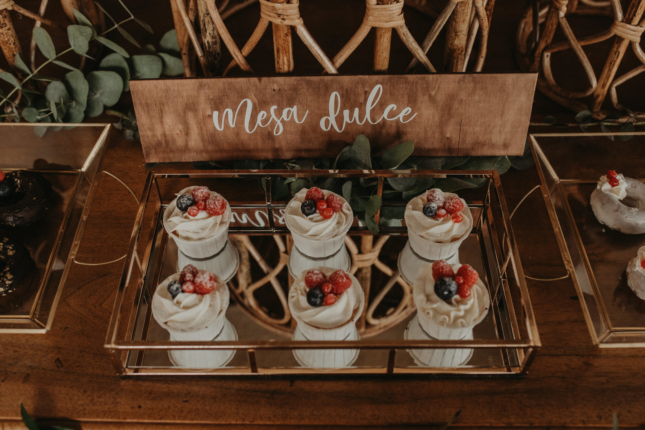 Madalenas y muffins en una mesa dulce durante una boda