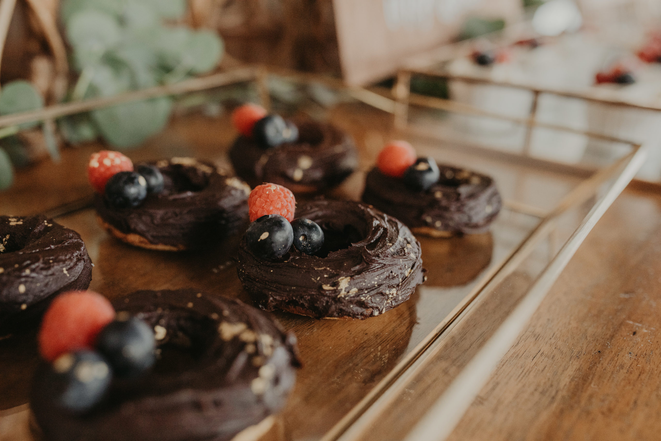 Rosquillas y donuts de chocolate con frutos rojos 