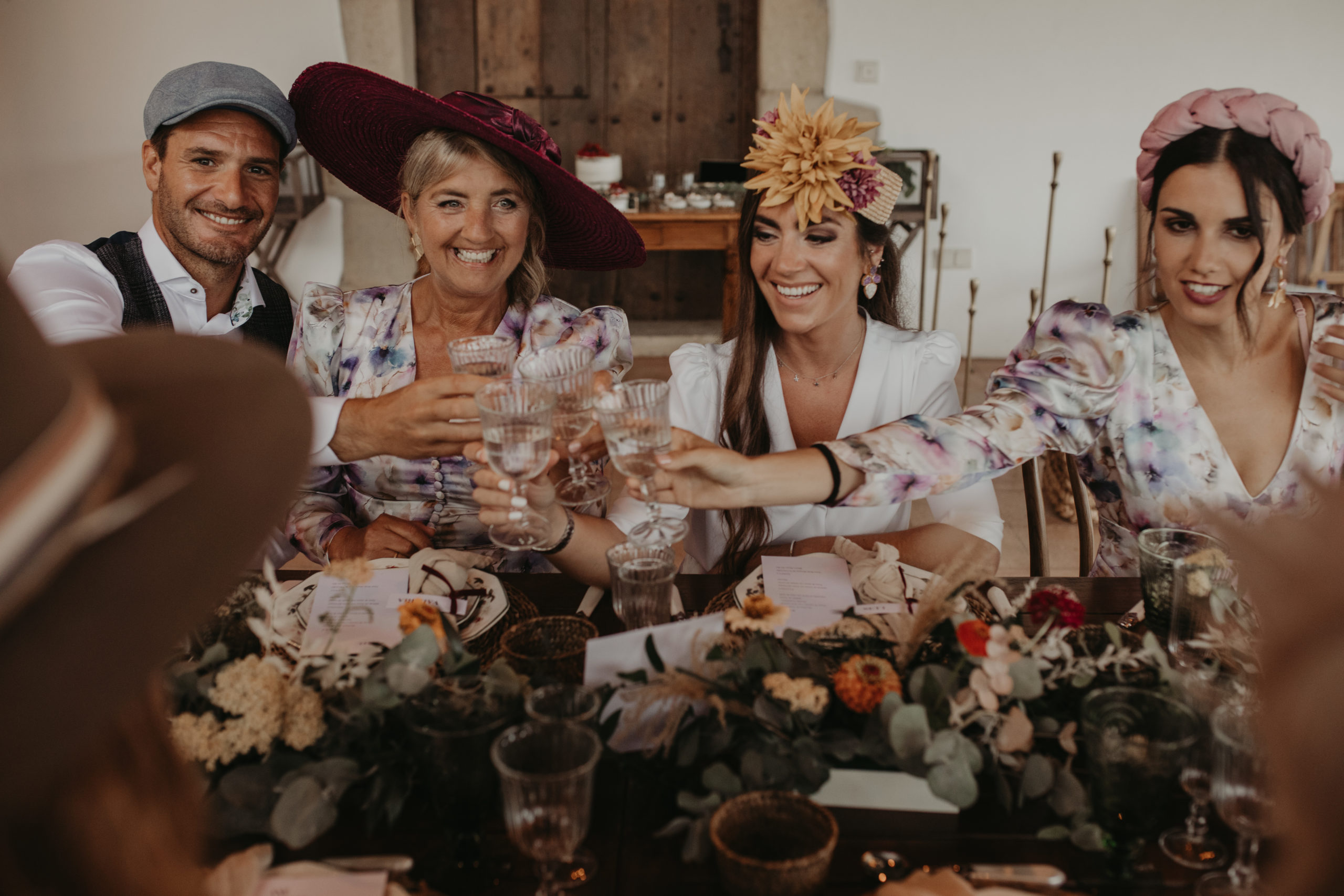 Brindis de los invitados de boda durante el banquete nupcial