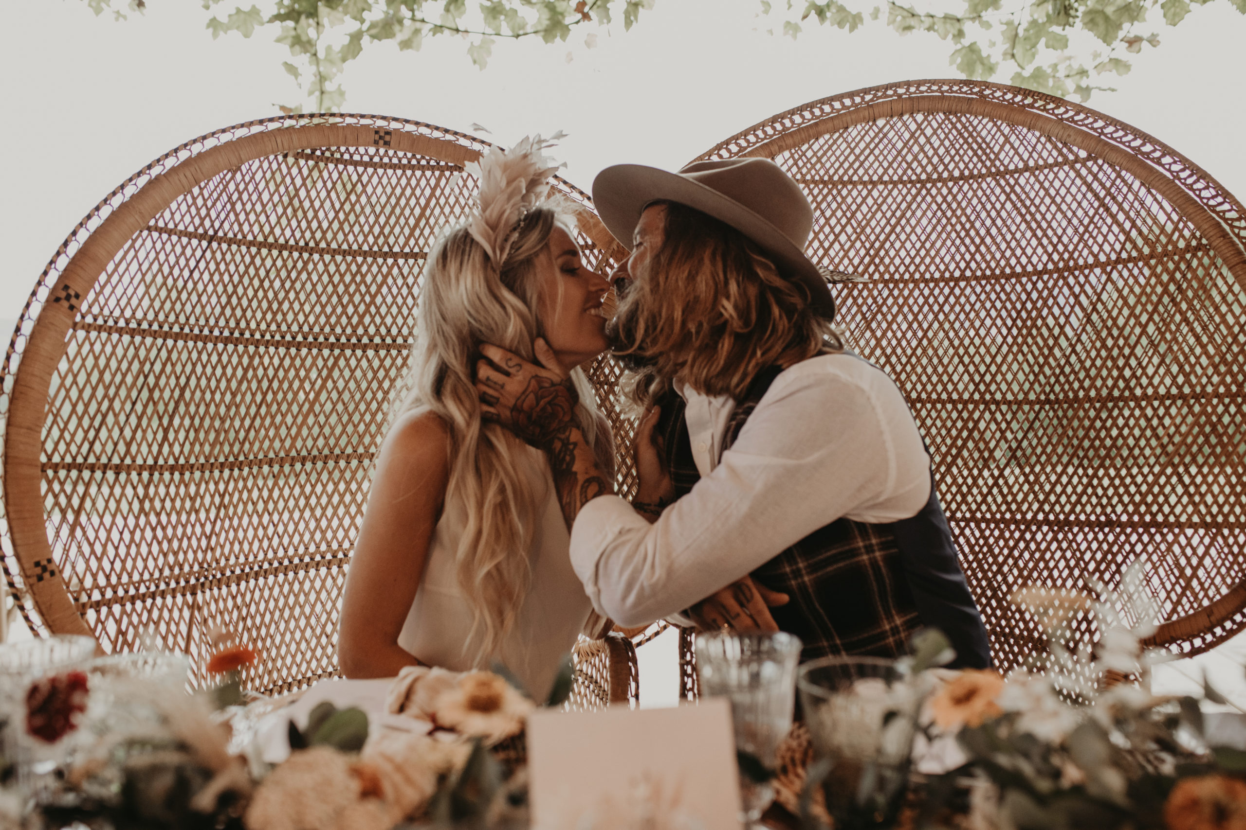 Beso de los novios en el banquete de bodas