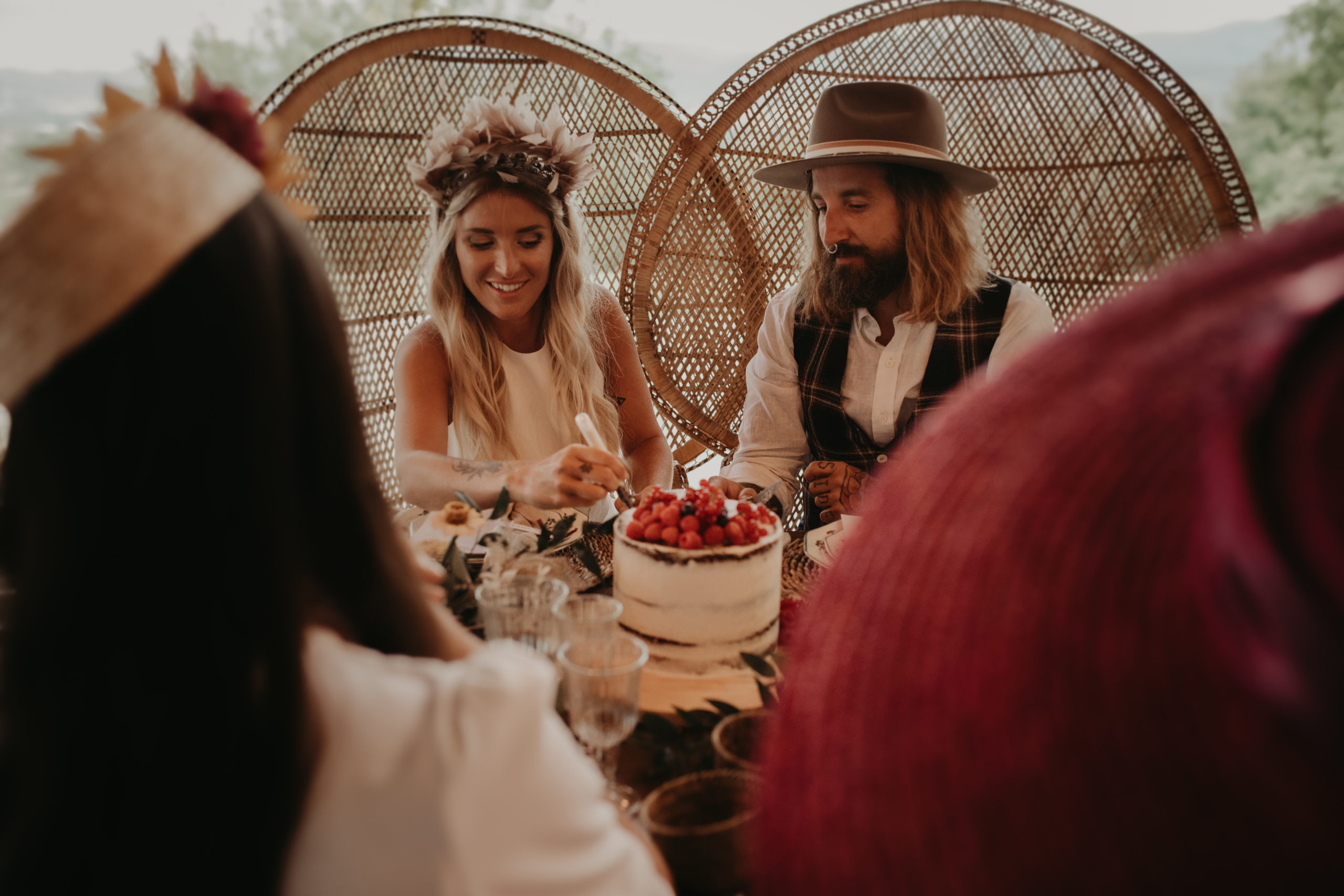 Los novios haciendo el corte de la tarta nupcial durante el banquete de boda