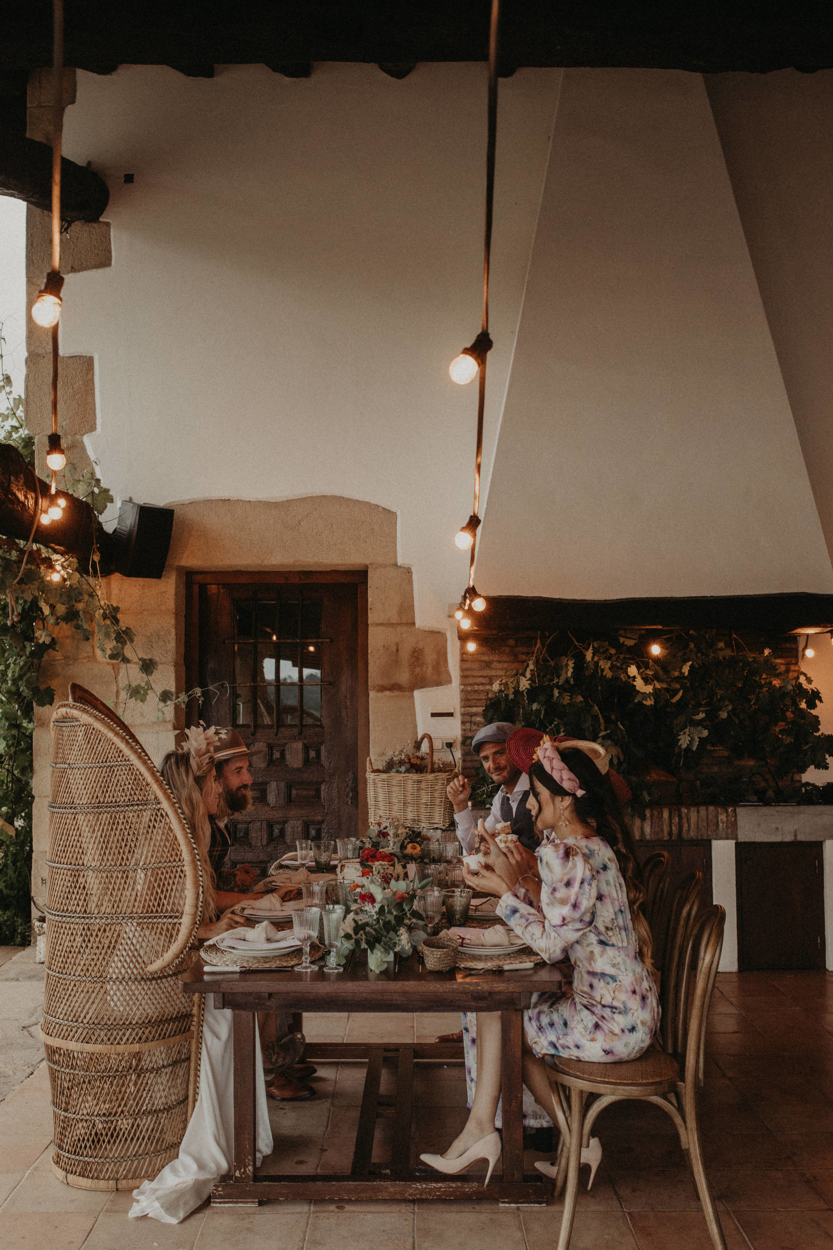 Invitados sentados en un banquete nupcial íntimo