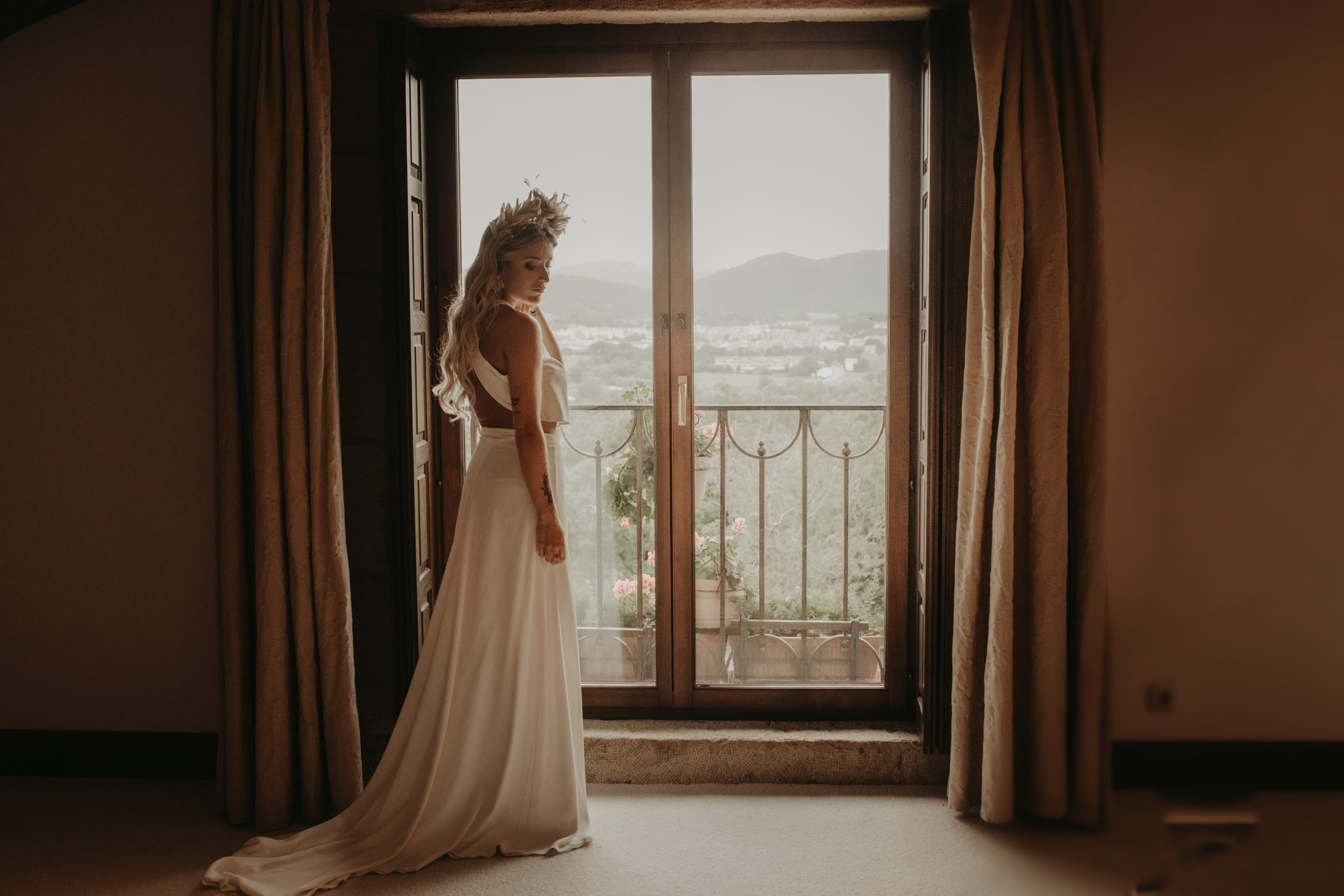 Novia vestida sobre ventana en un caserío tradicional vasco de Hondarribia