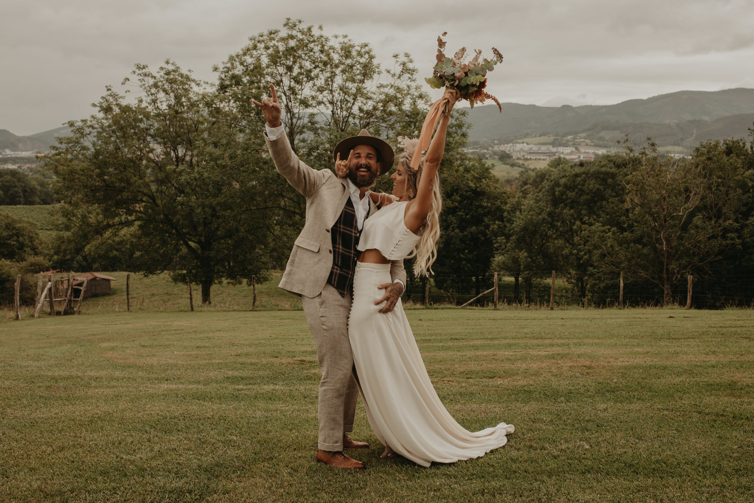 Pareja de novios de boda posando en jardines