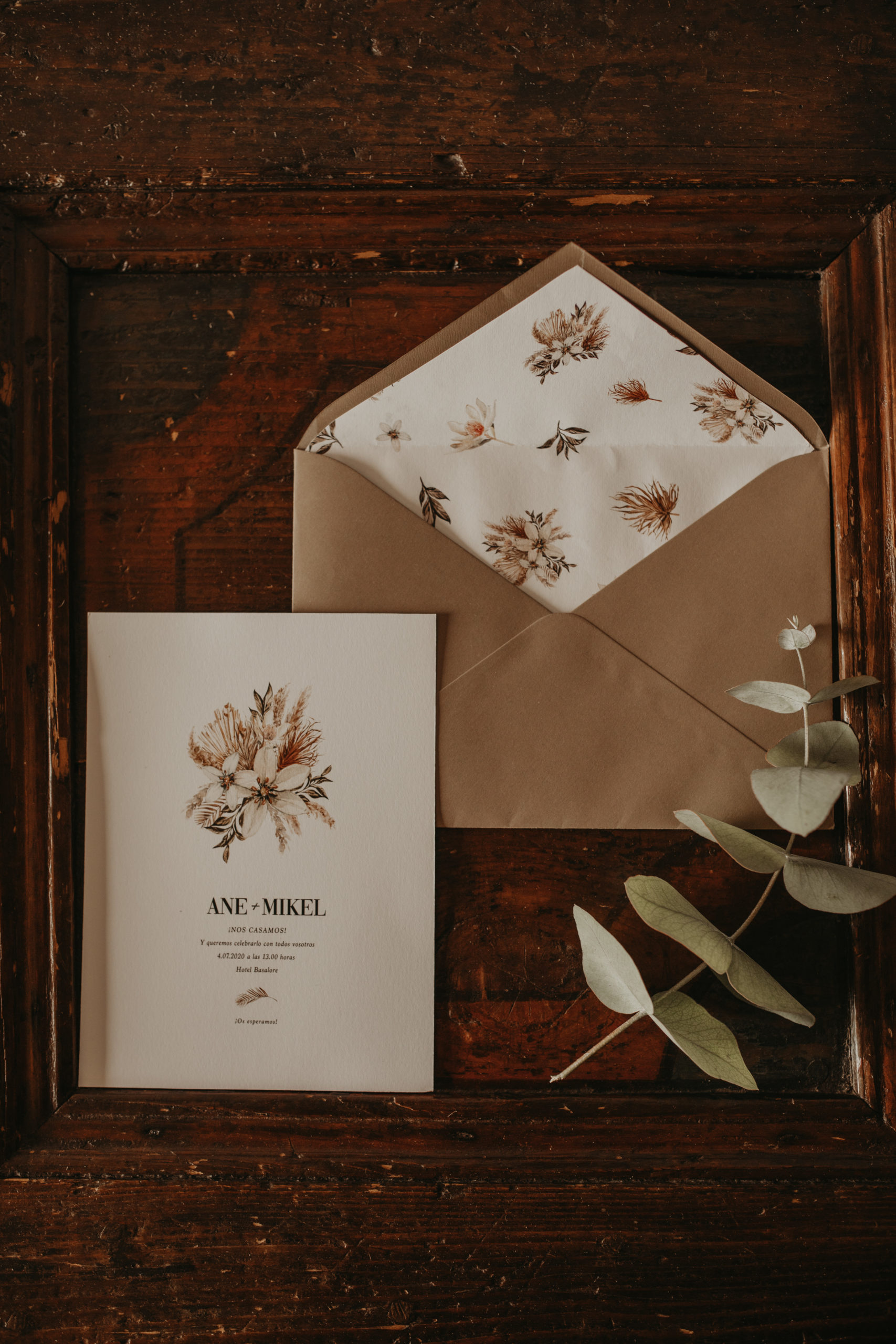 Sobre e invitación floral de bodas