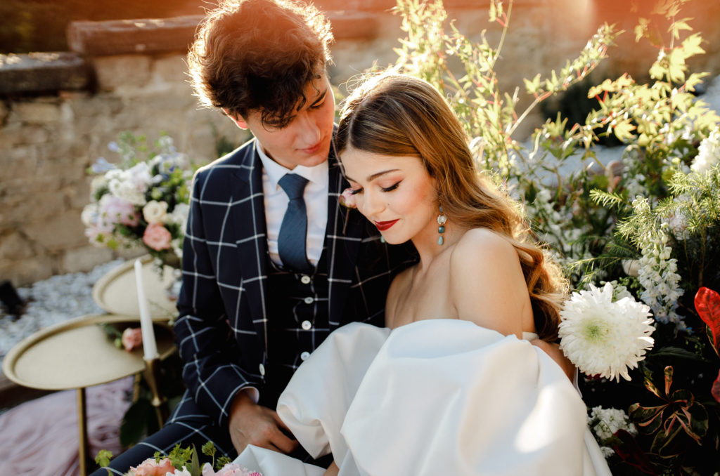 Posado de novios en una ceremonia romántica