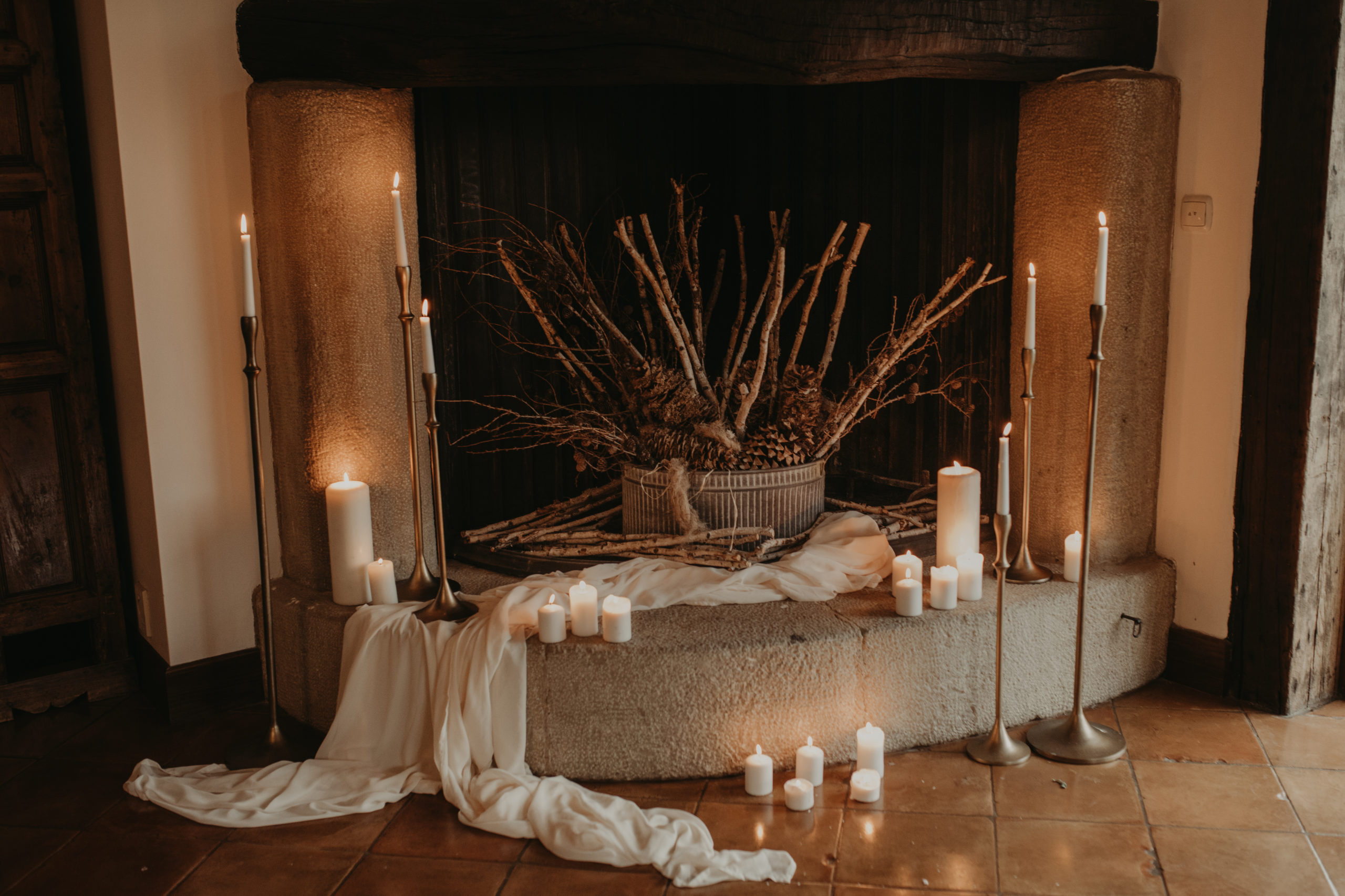 Decoración de chimenea con velas y candelabros