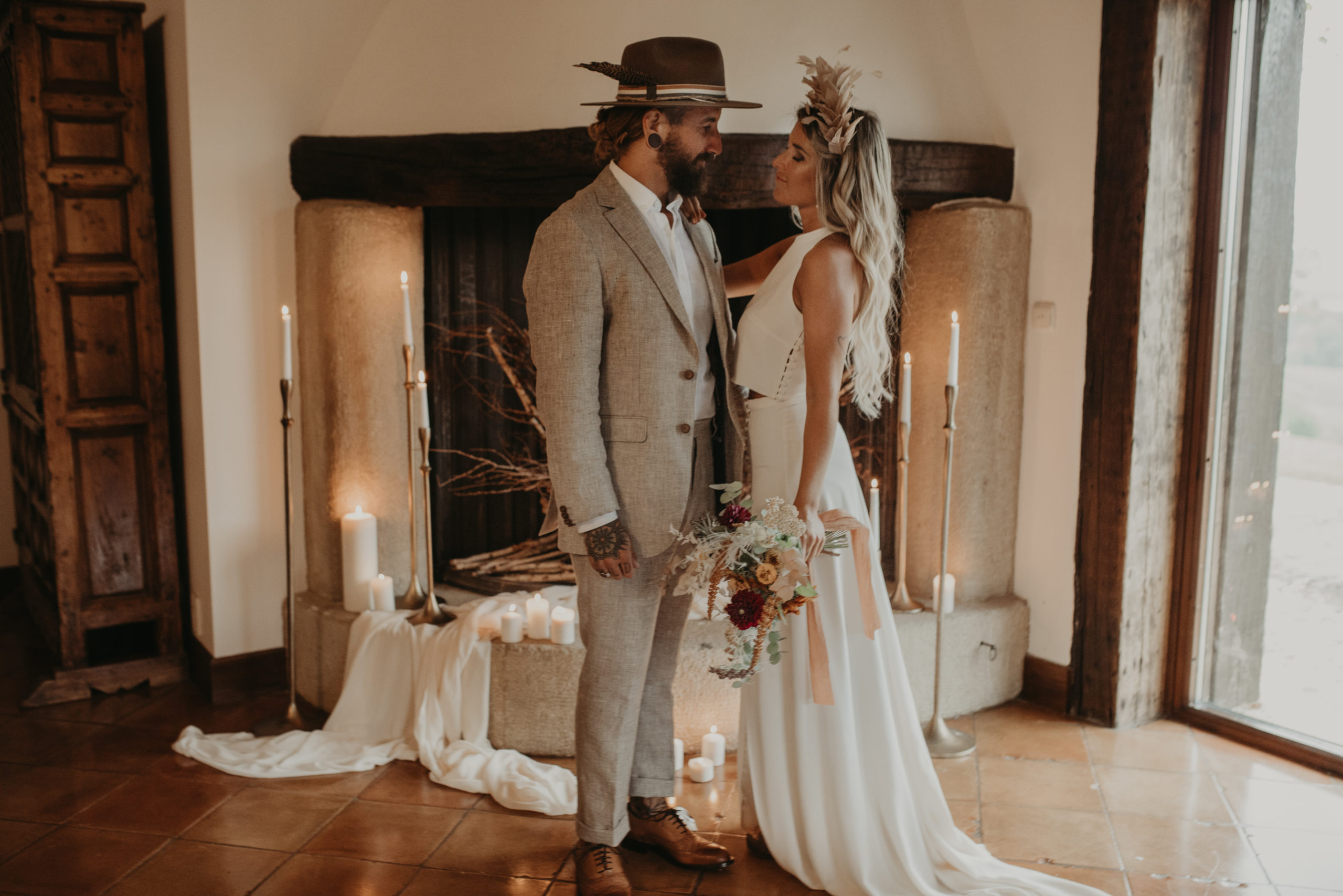 Posado de novios sobre chimenea con velas y candelabros