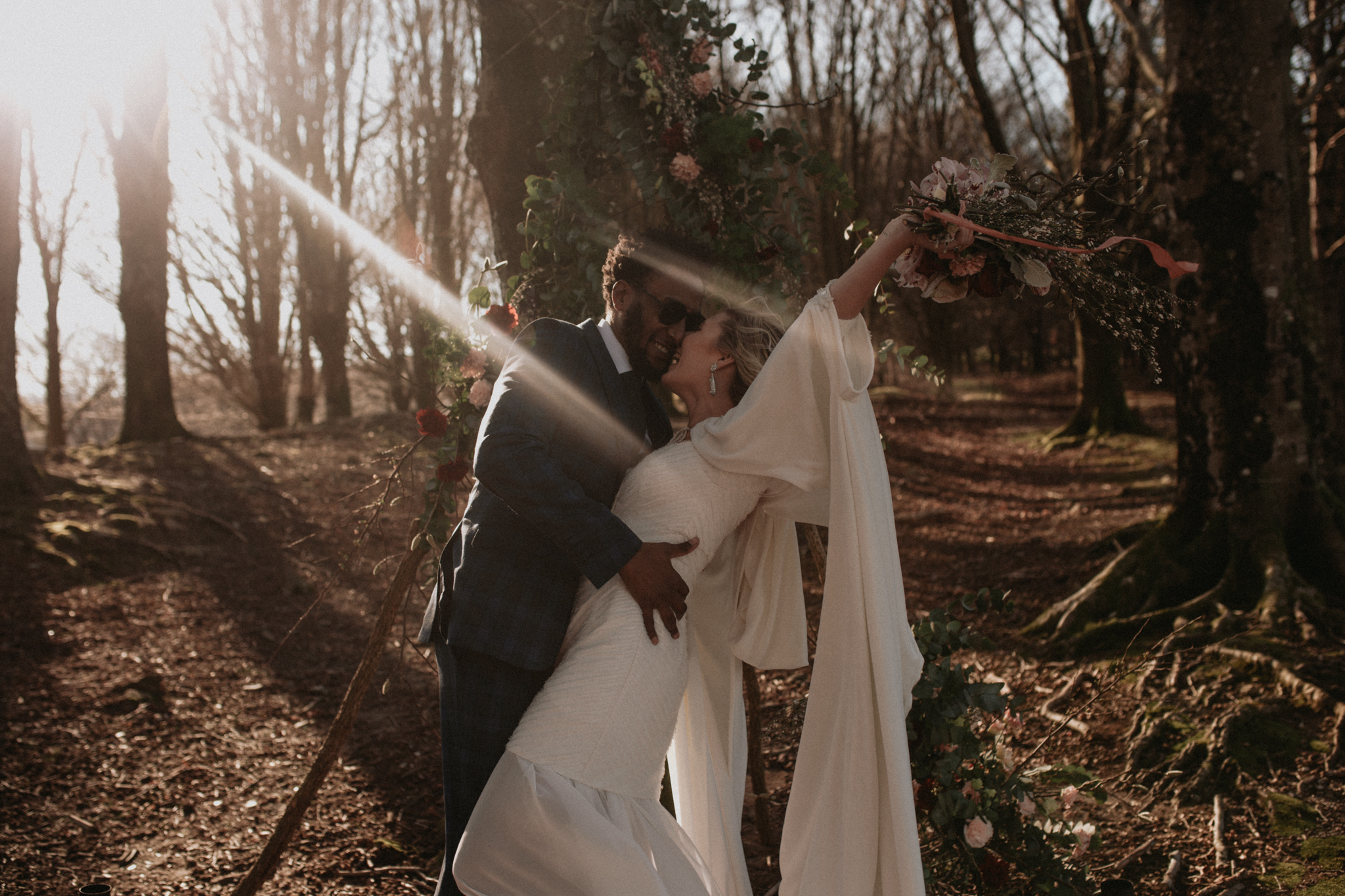 Posado de novios en una ceremonia en el bosque