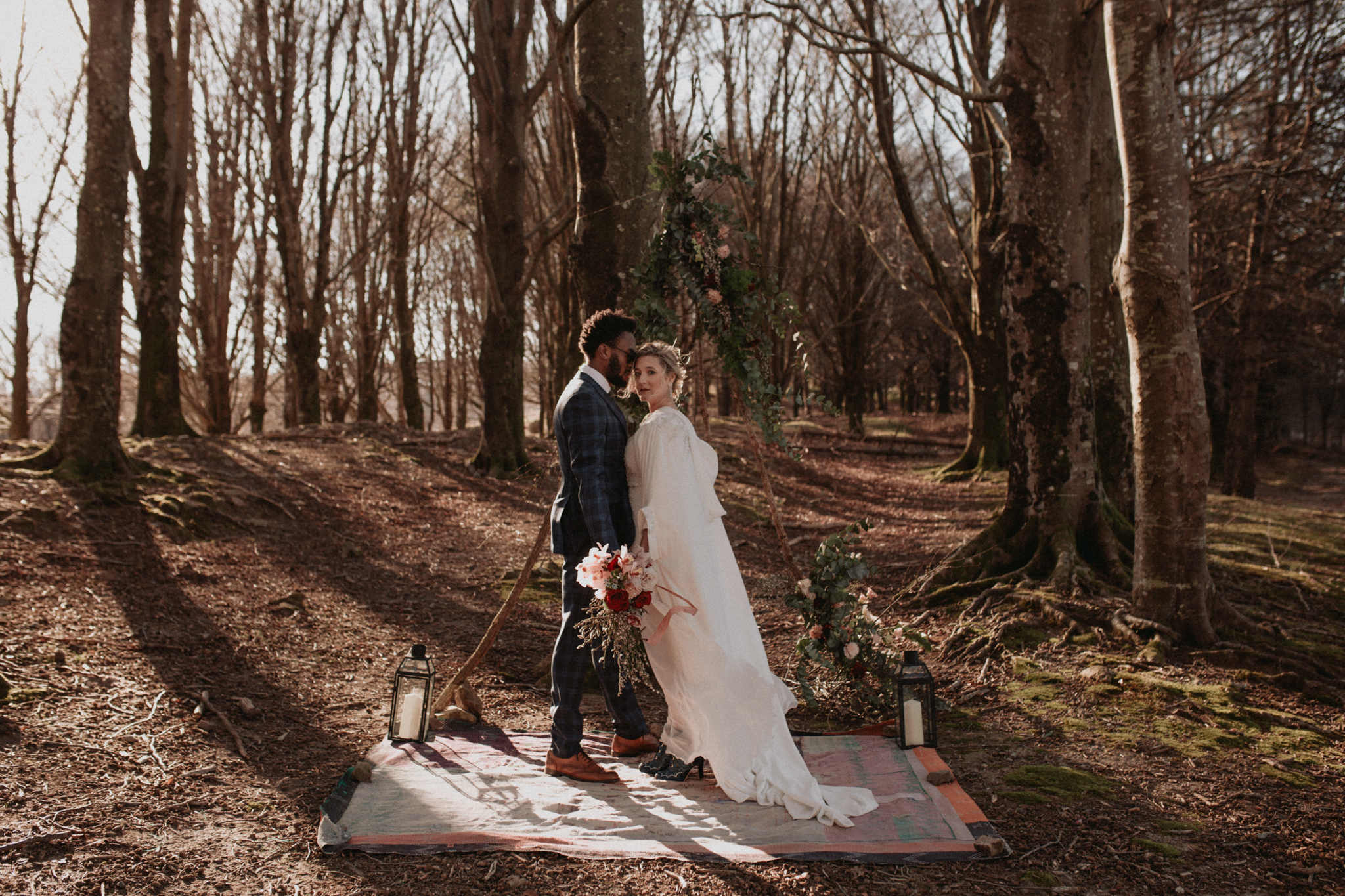 Novios en una ceremonia en el bosque