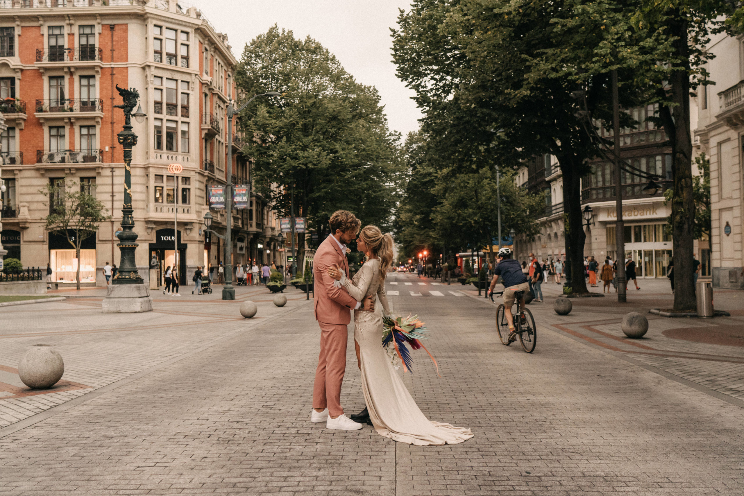 Posado de novios con vestido y traje  en la Gran Vía de Bilbao