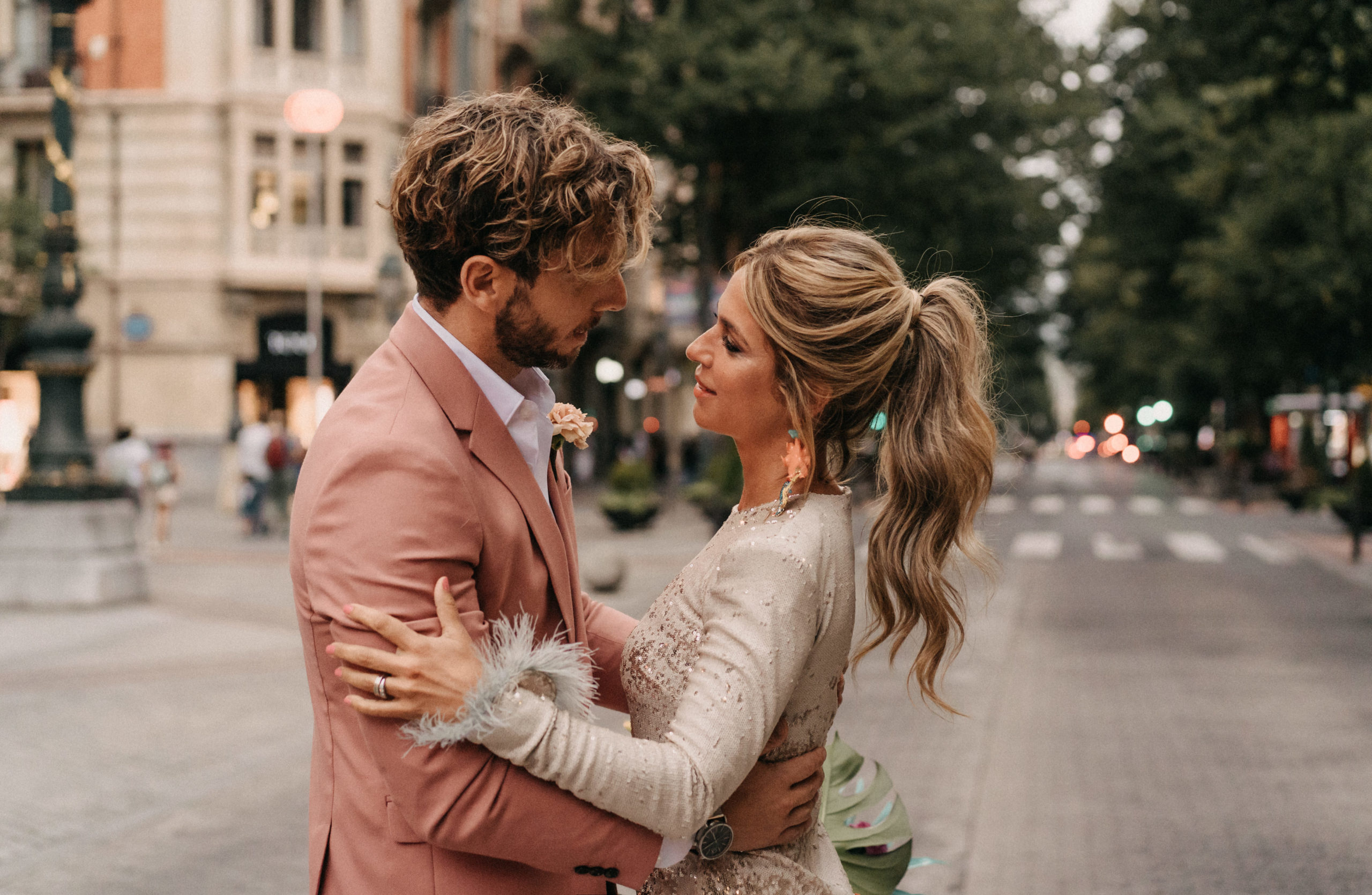 Novia con vestido y novio con traje en las calles de Bilbao