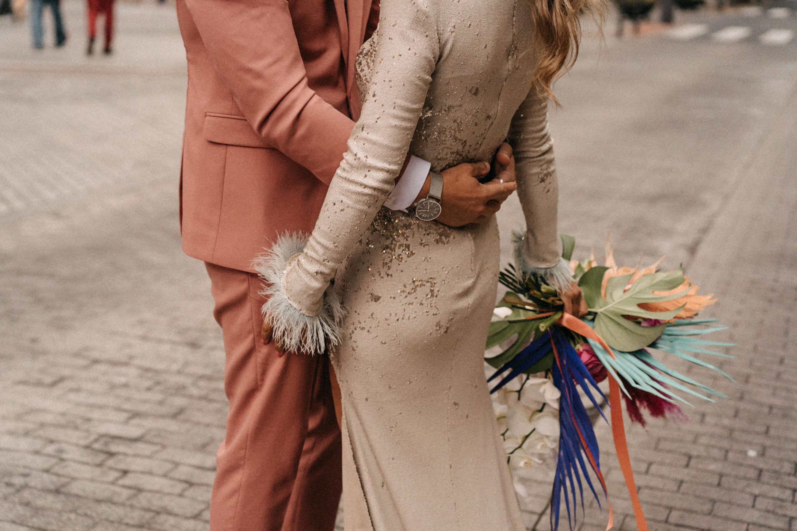 Novio agarrando a novia el día de su boda