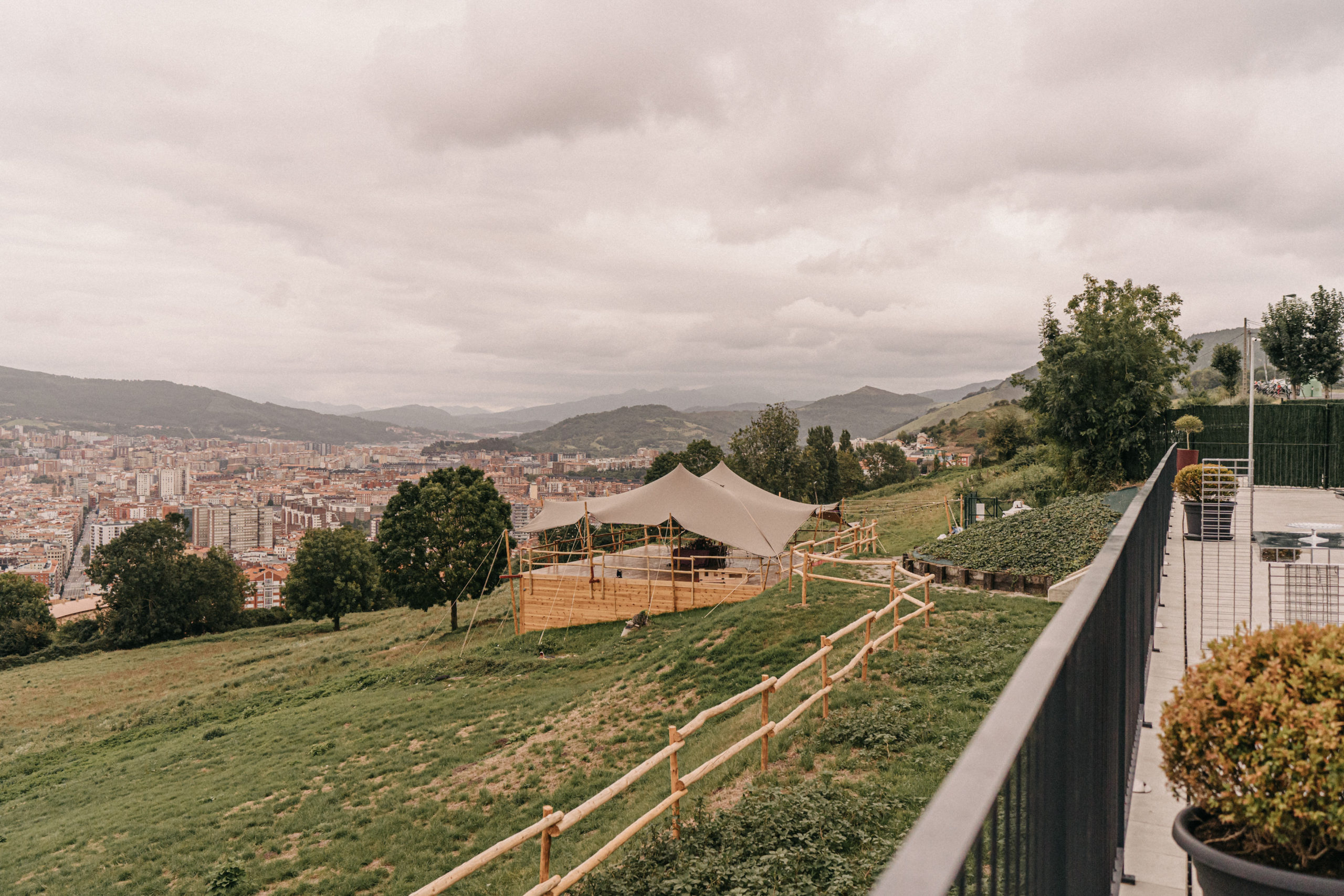 Vistas a una carpa y Bilbao de fondo desde Etxekobe