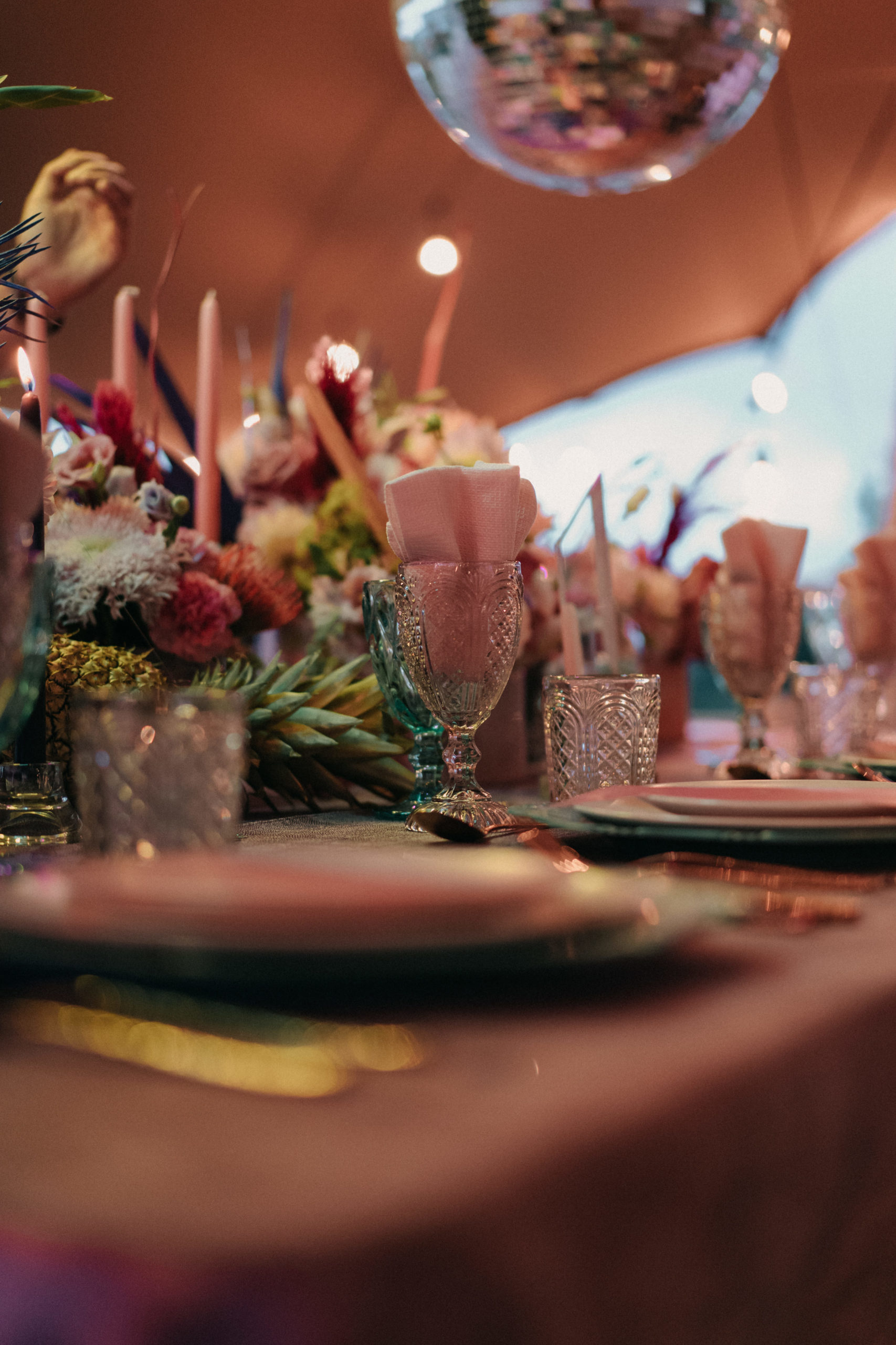 Decoración de mesas de banquete en colores azul y rosas