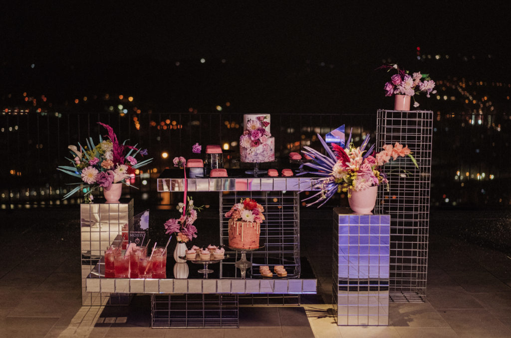 Mesa dulce con vistas a Bilbao de noche de fondo