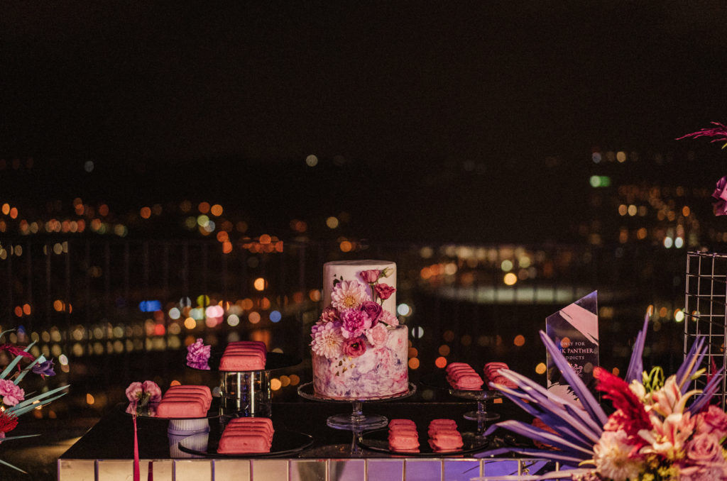 Tarta nupcial y dulces varios con la ciudad de Bilbao de fondo