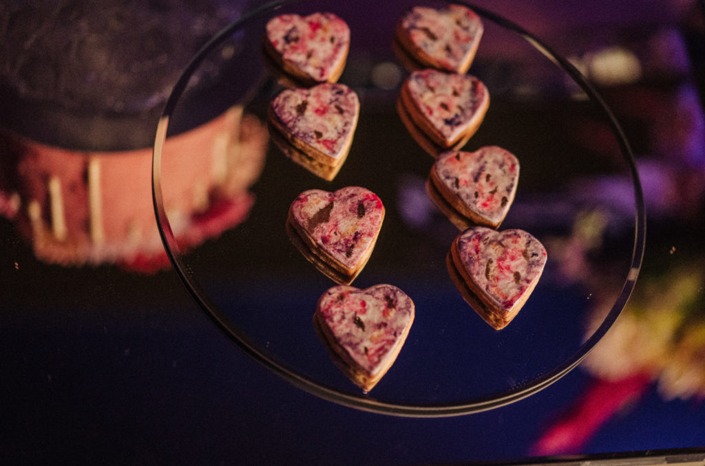 Galletas en forma de corazón en un rincón dulce