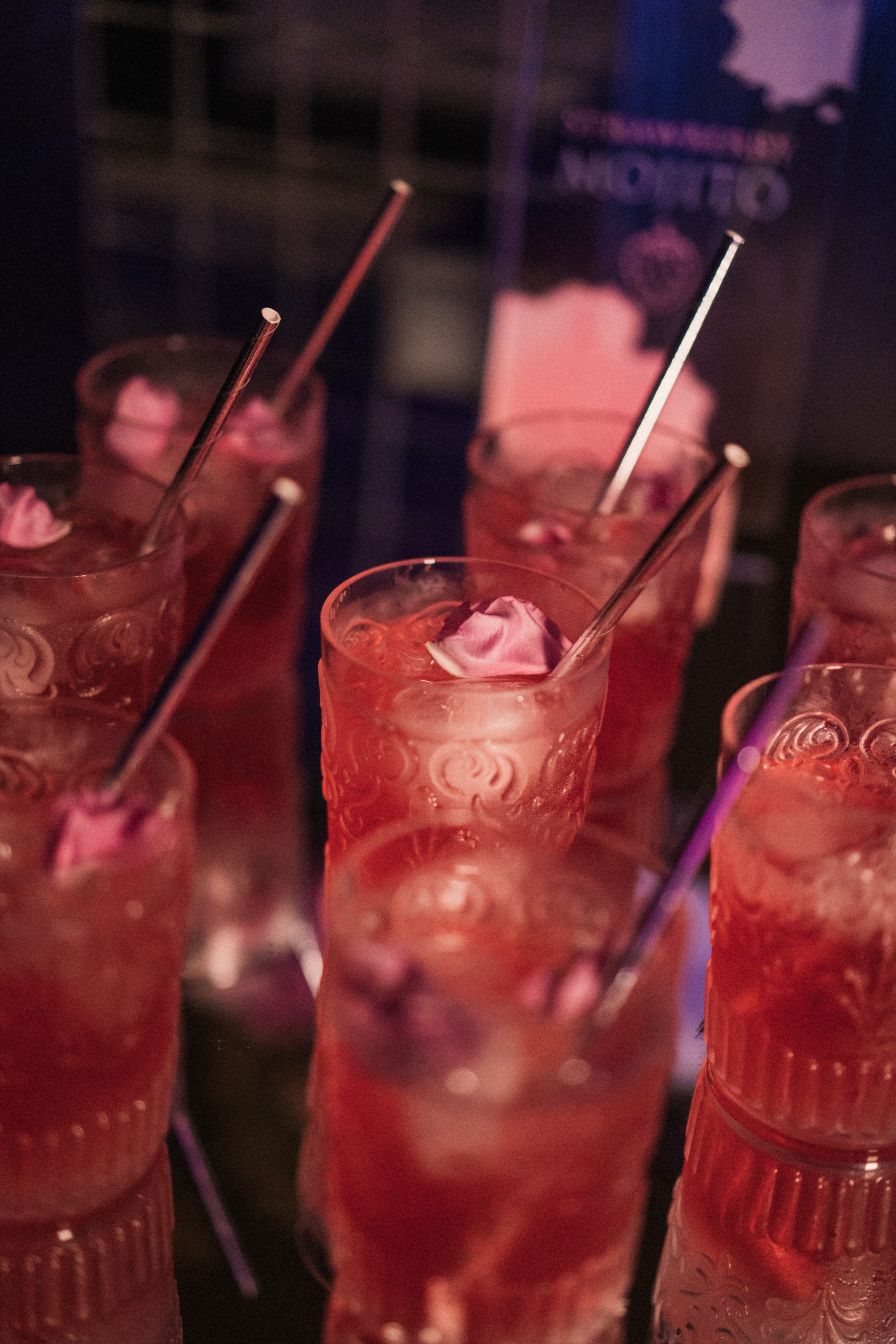 Mojitos de fresa con pajita negra para una mesa dulce de bodas