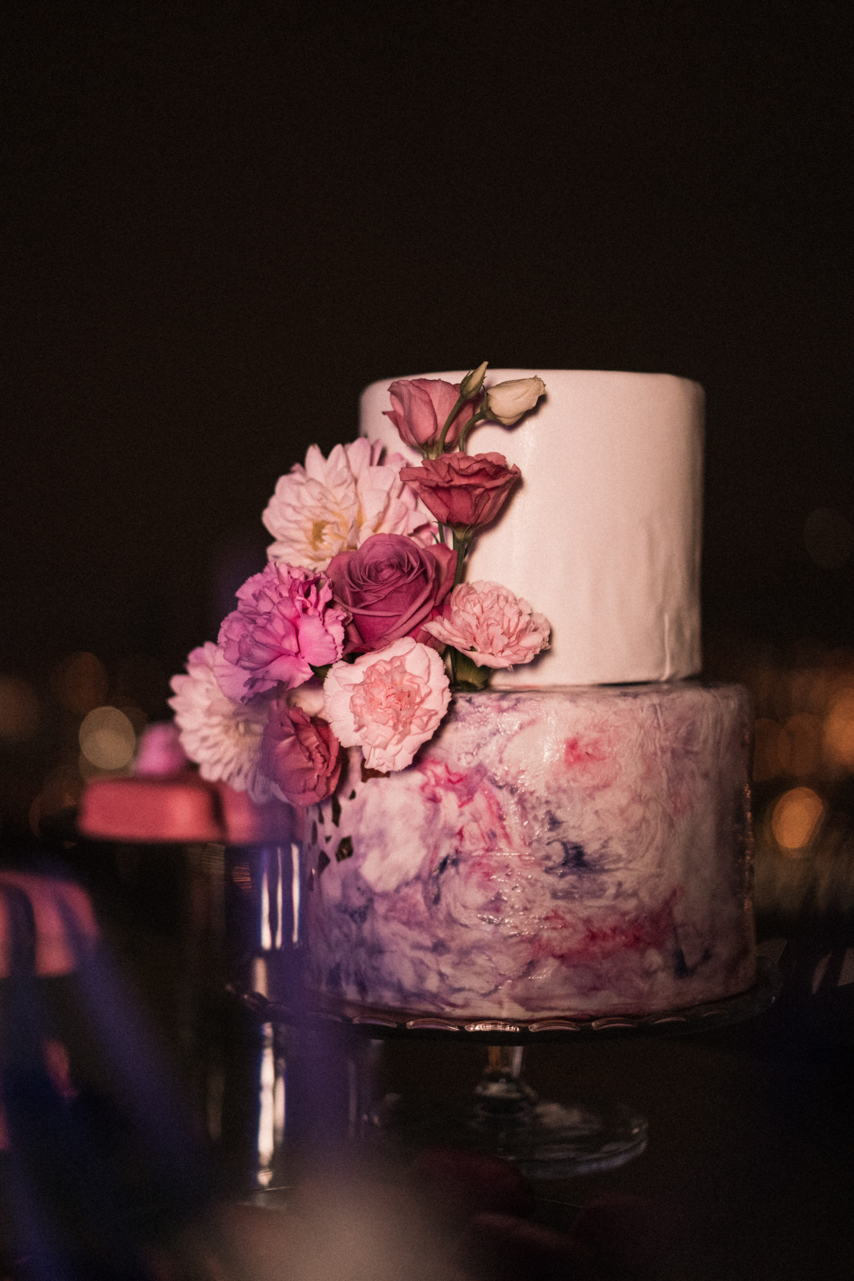 Tarta nupcial blanca con decoración de flores rosas para bodas