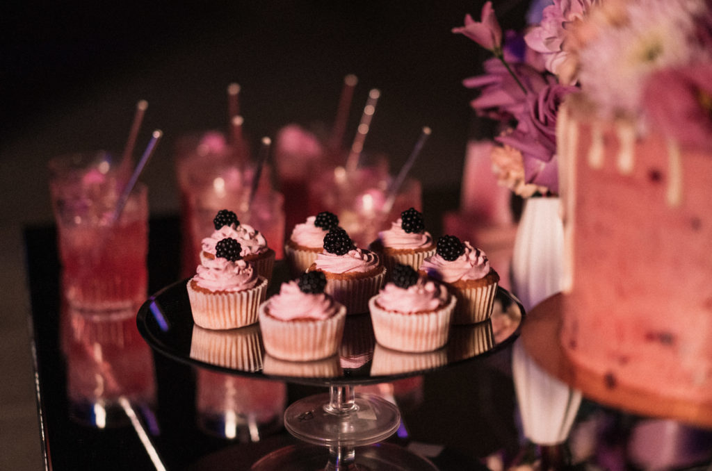 Mini magdalenas y mojito de fresa para una mesa dulce de bodas