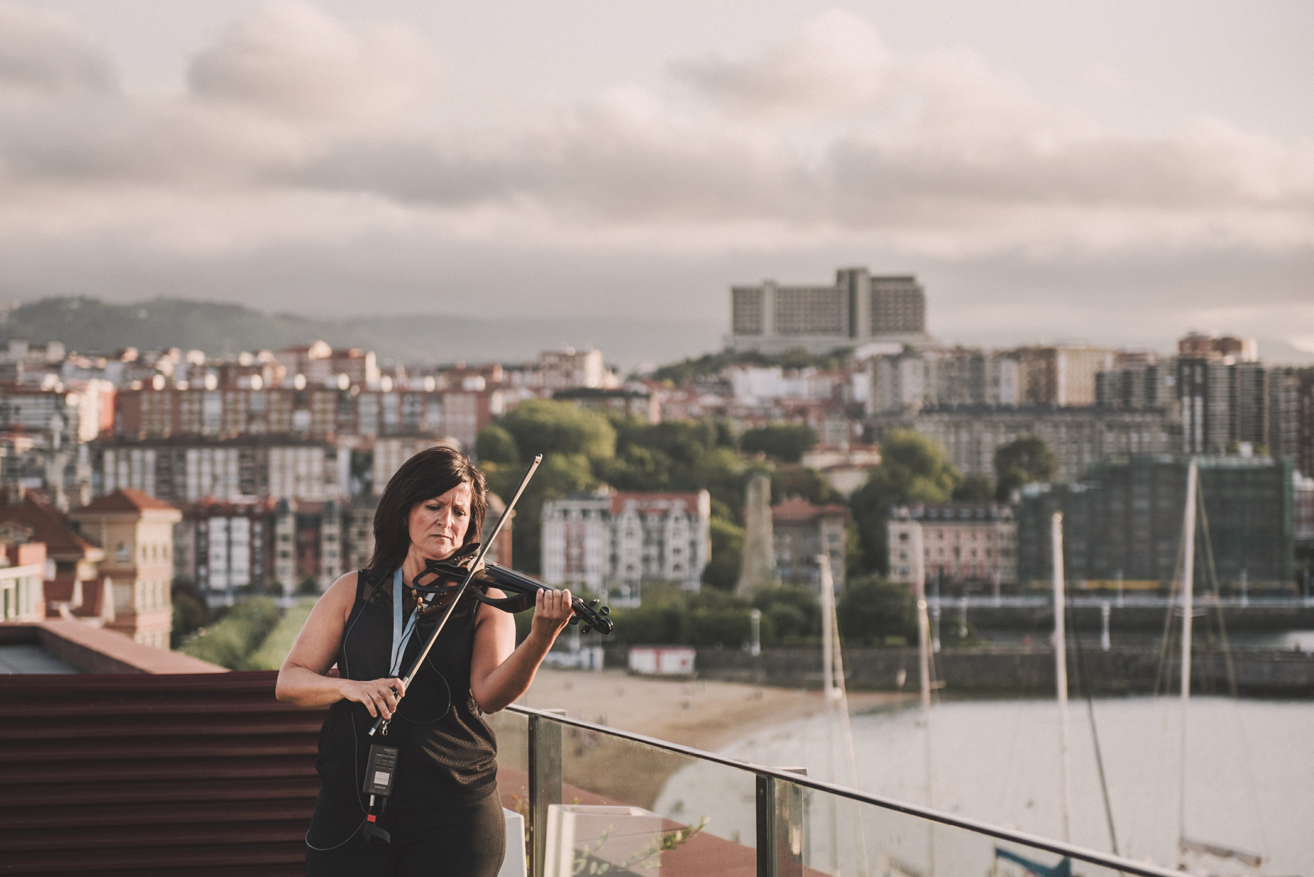 Violinista en un mirador frente al mar en Getxo