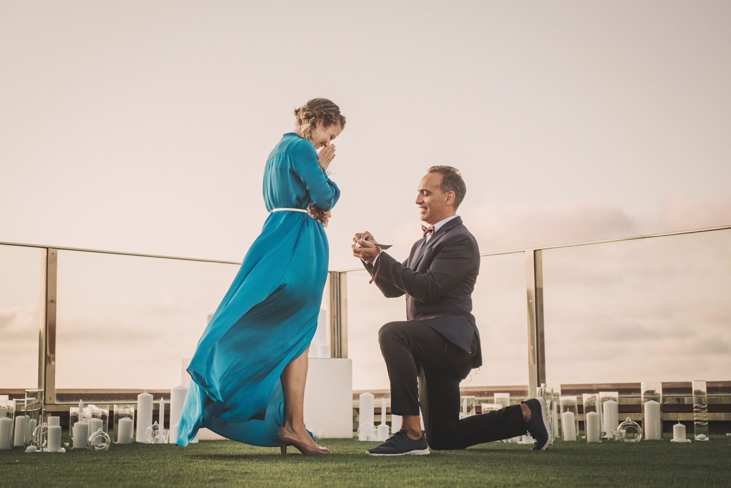 Momento pedida de mano del novio a la novia de rodillas