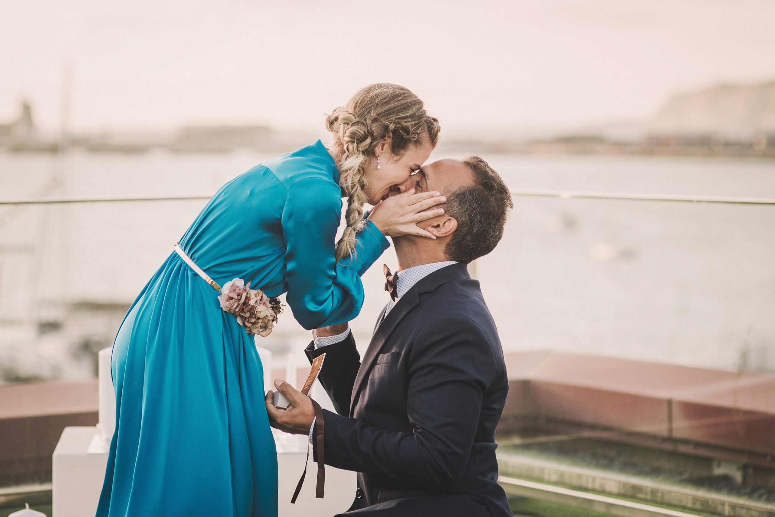 Beso de la novia al novio en el momento de la pedida de mano