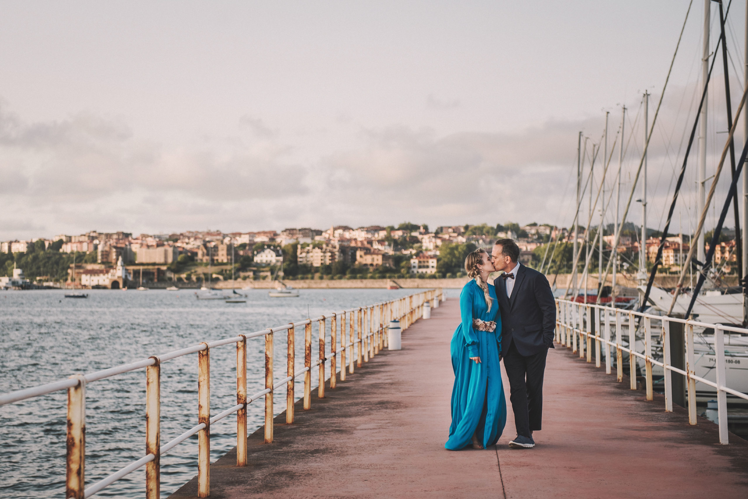 Novios paseando por el puerto deportivo en el embarcadero de Bizkaia