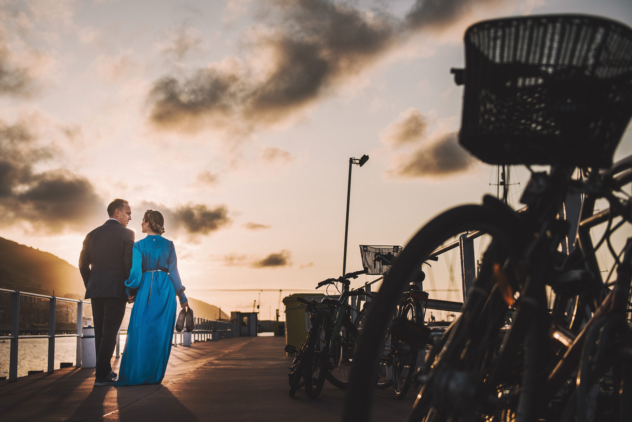 Novios paseando al atardecer por el embarcadero de bizkaia