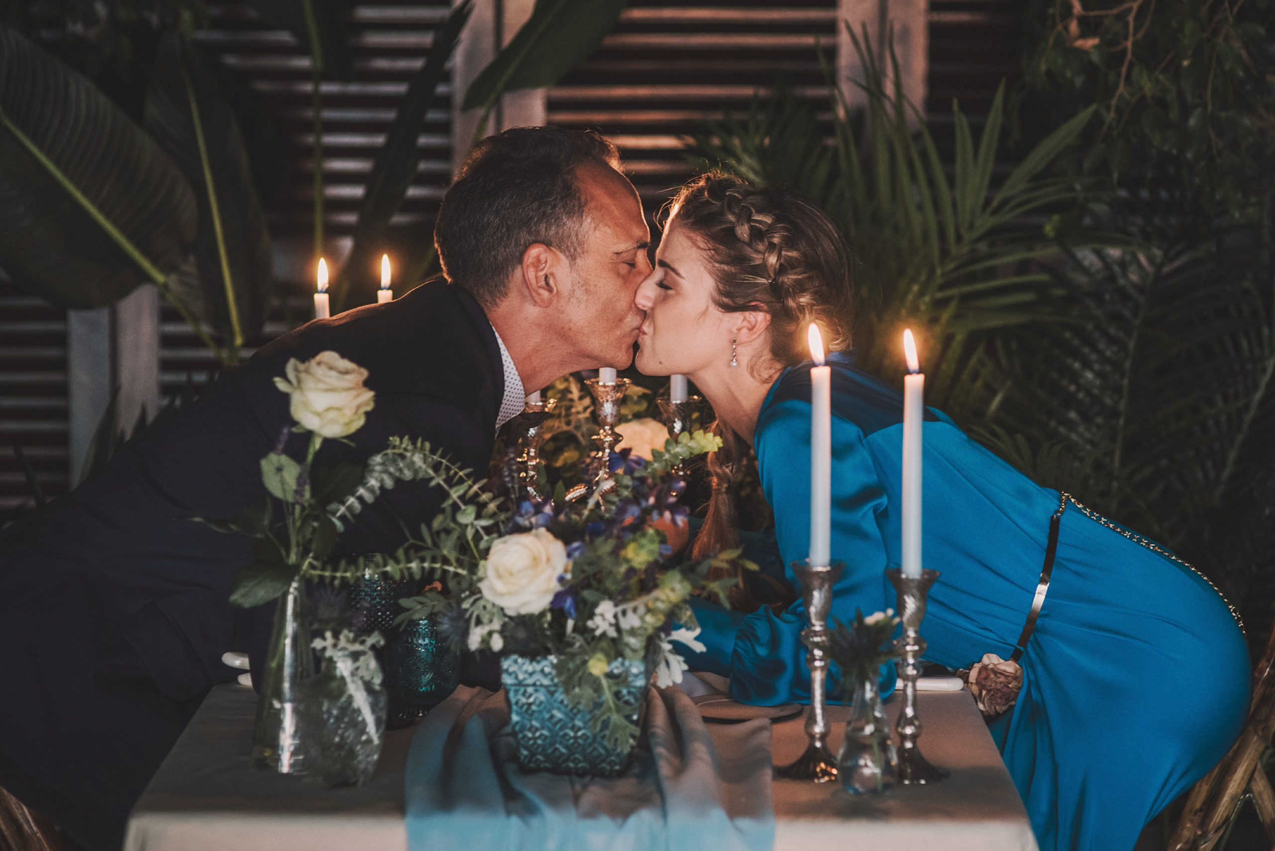 Beso novios en un banquete íntimo