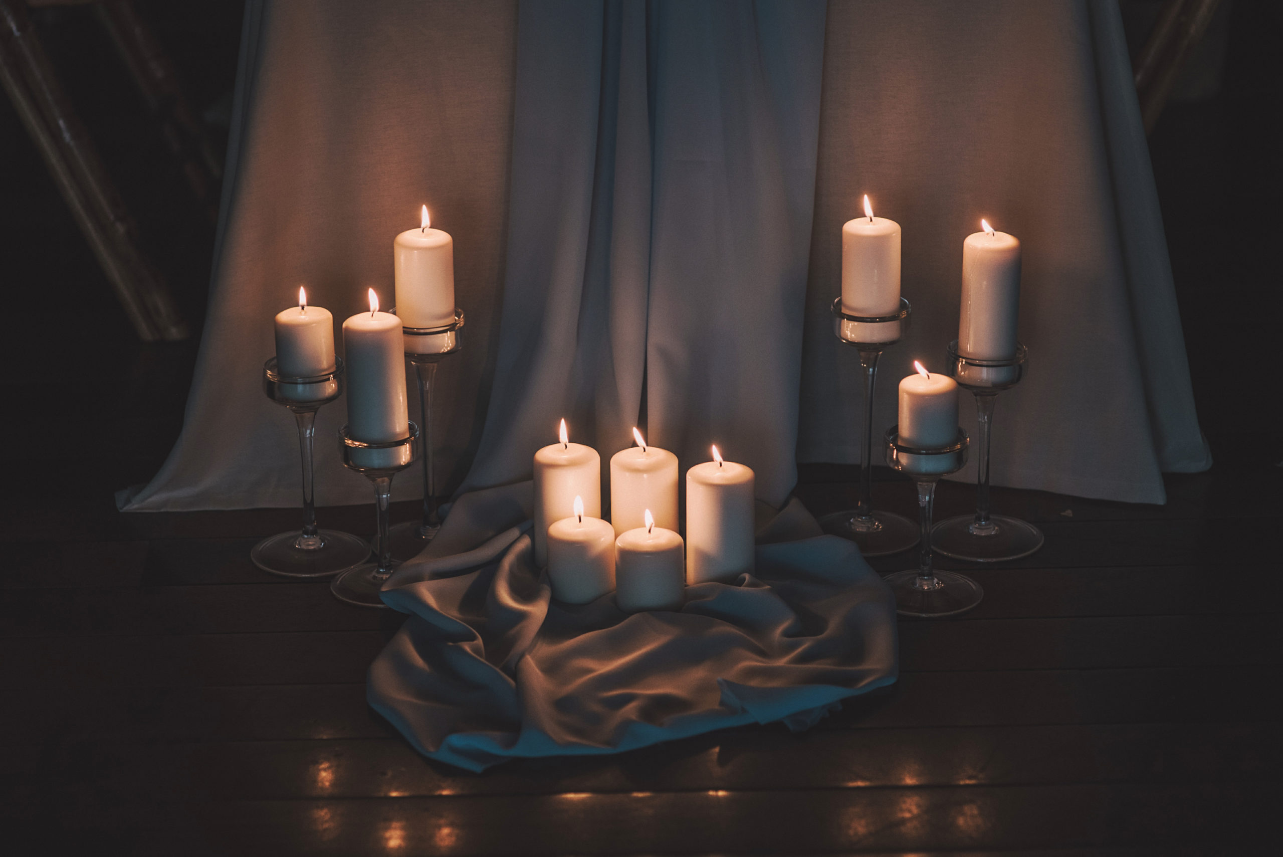 Velas decorativas de banquete con tela azul y mantel blanco