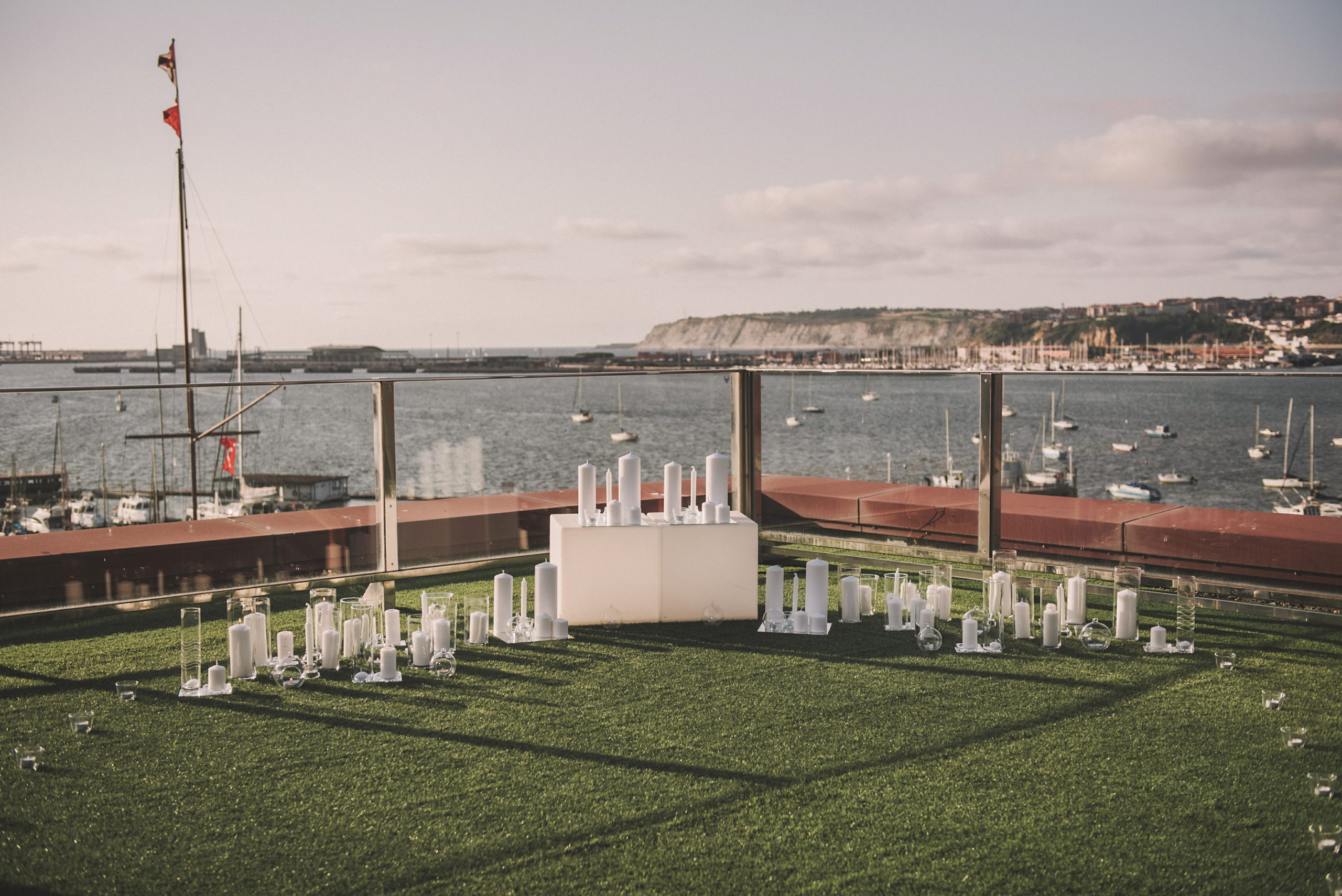 Altar para pedida de mano con velas y frente al mar