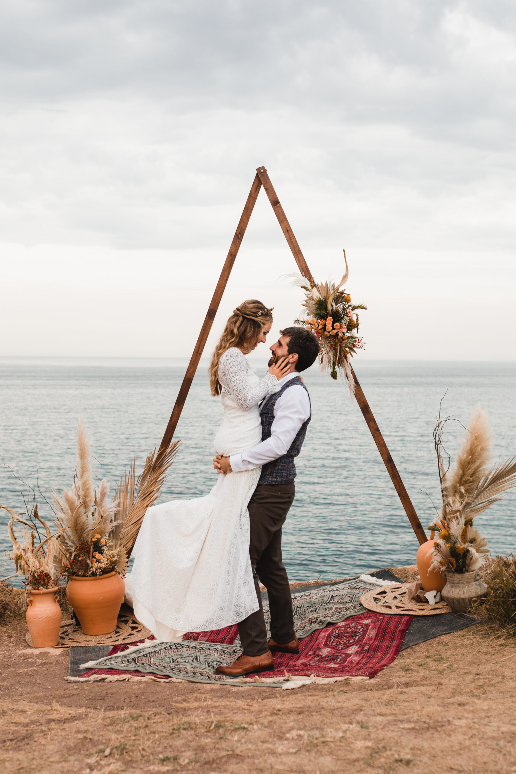 Novio coge en brazos a la novia en la ceremonia nupcial