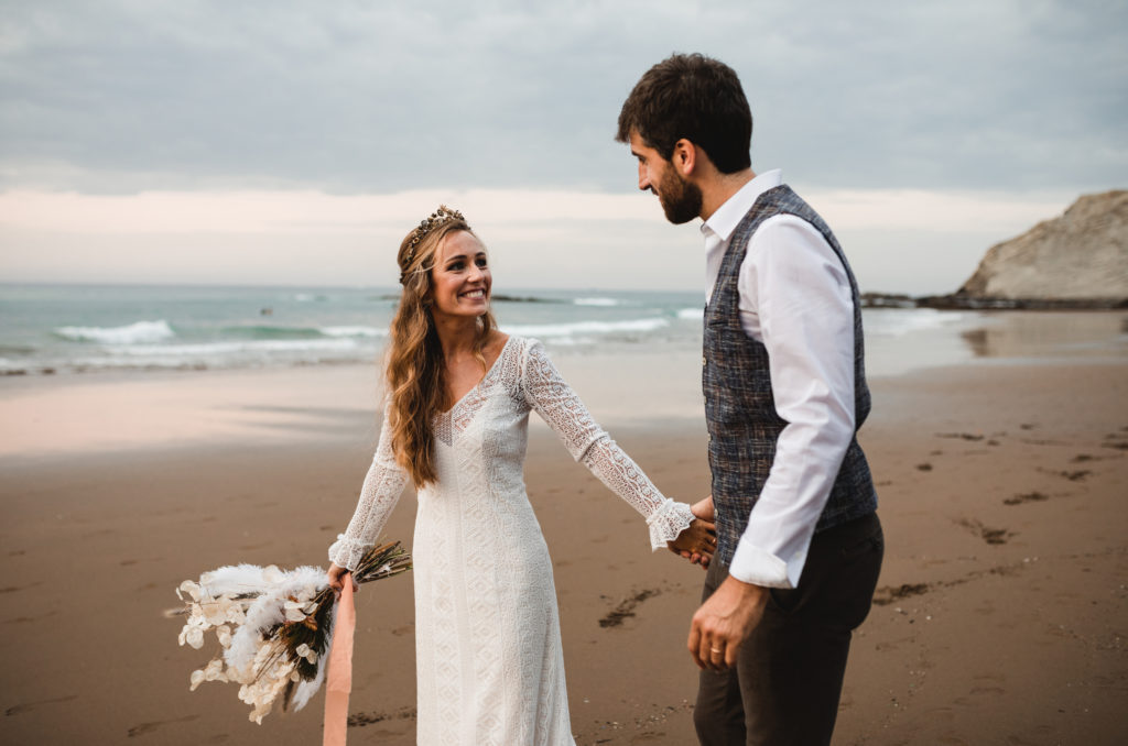 Novia y novio en la playa de Zumaia