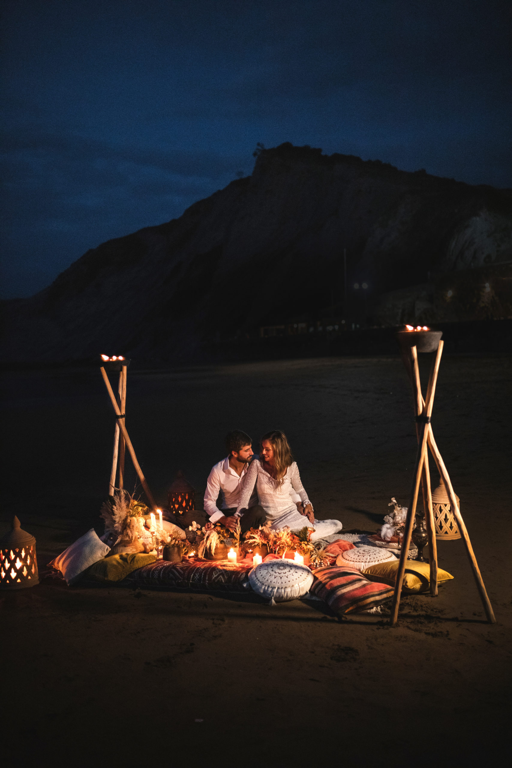 Cena romántica en la playa a la luz de las velas